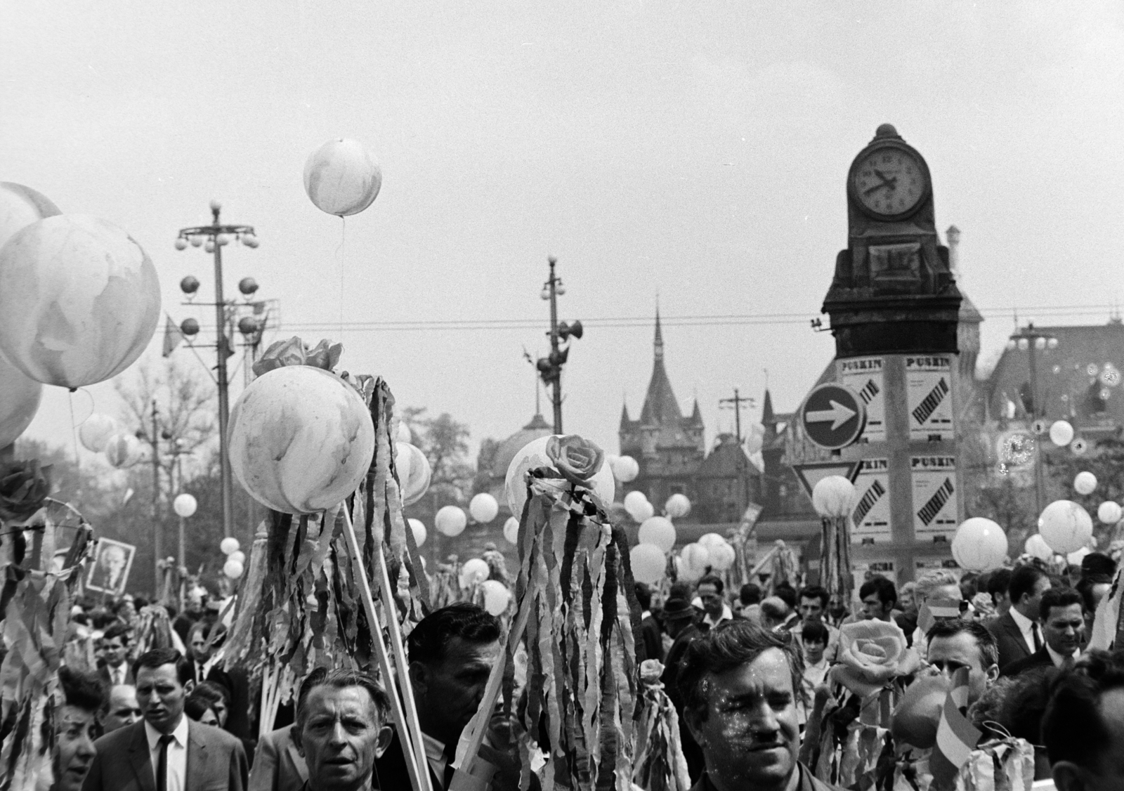 Magyarország, Városliget, Budapest XIV., május 1-i felvonulók, háttérben a Vajdahunyad vára., 1969, Szalay Béla, Budapest, léggömb, köztéri óra, Fortepan #187770