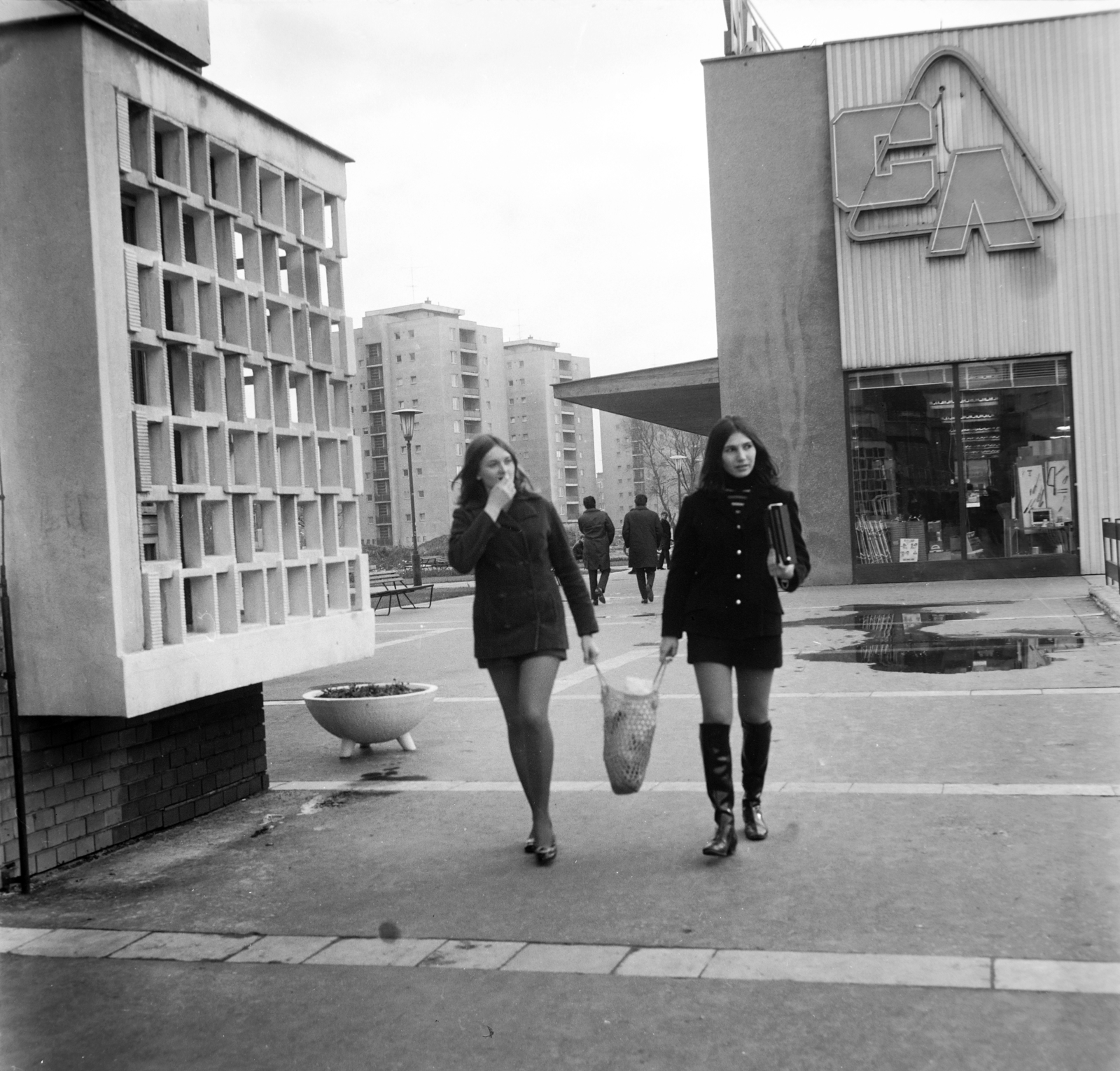 Hungary, Tata-Tóváros, Fő tér, szemben a Centrum Áruház., 1975, Szalay Béla, boots, girls, miniskirt, bag, Fortepan #187775