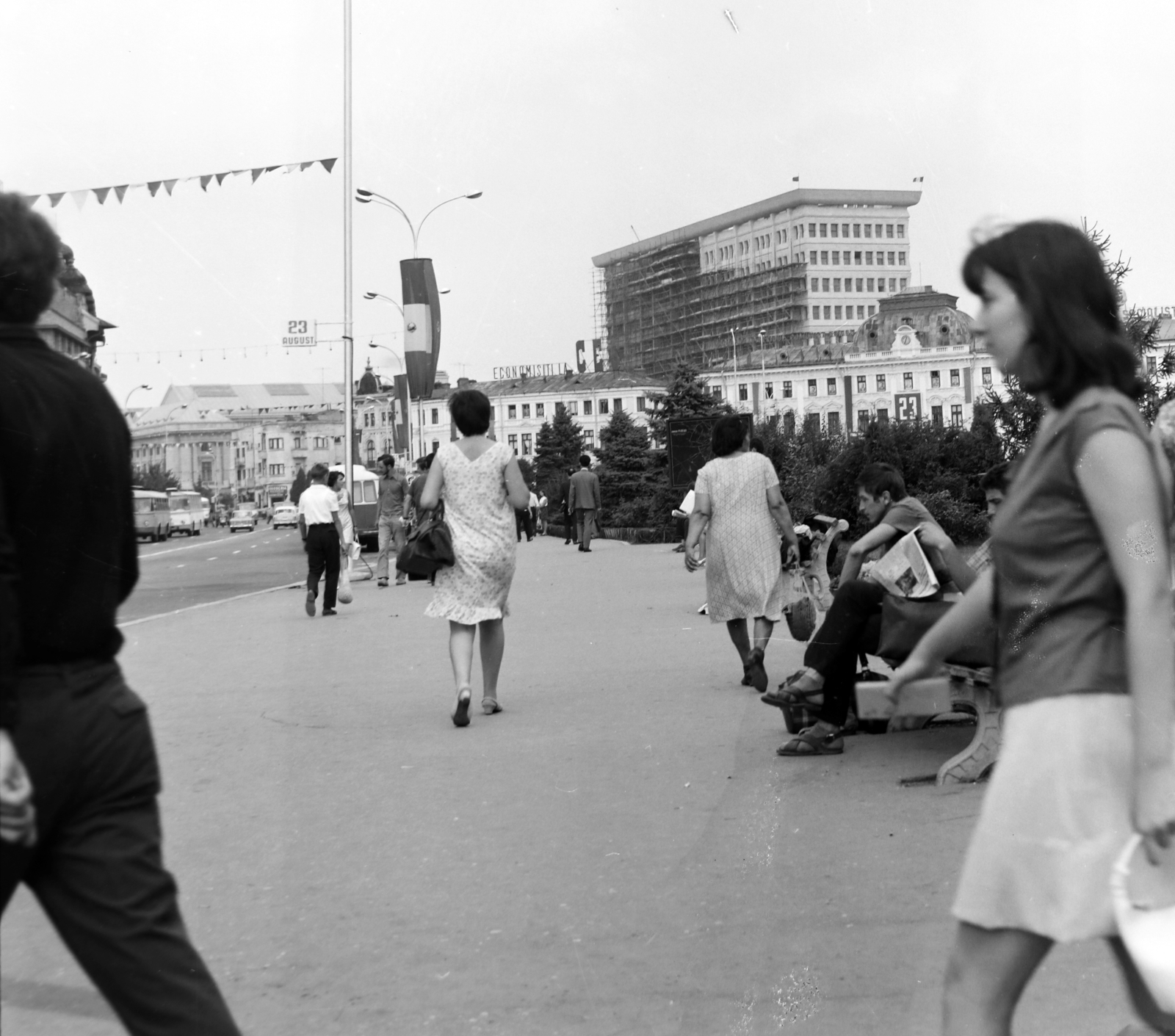 Romania, Ploiești, Piața Victoriei (Piata 16 Februarie), a háttérben lévő régebbi épületeket az 1977-es földrengés után lebontották, mögöttük a prefektúra építkezése., 1970, Szalay Béla, Fortepan #187779