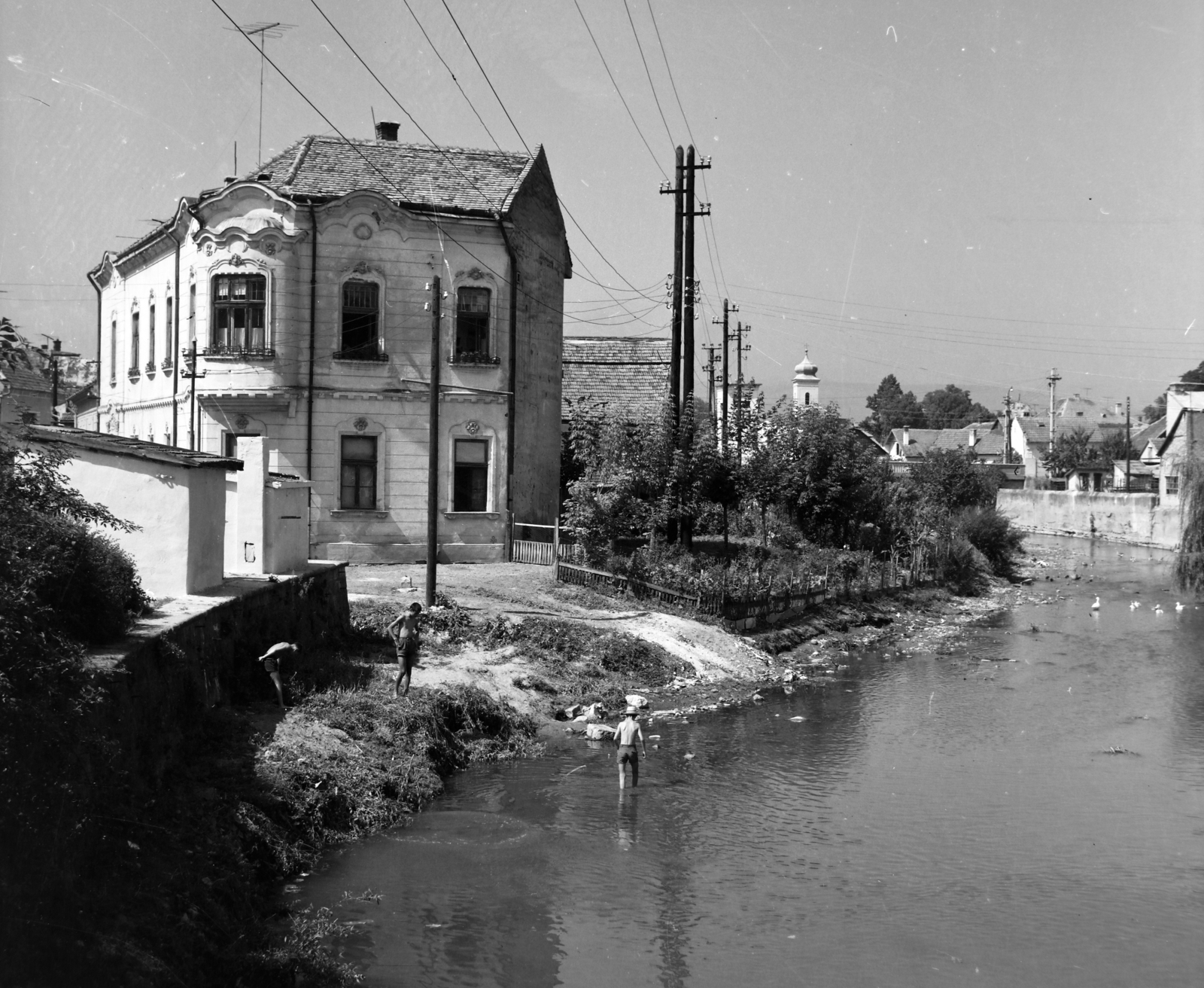 Romania,Transylvania, Aiud, kilátás az Enyed-patakra a gyalogos hídról, balra a Strada Meseriașilor., 1970, Szalay Béla, Fortepan #187784