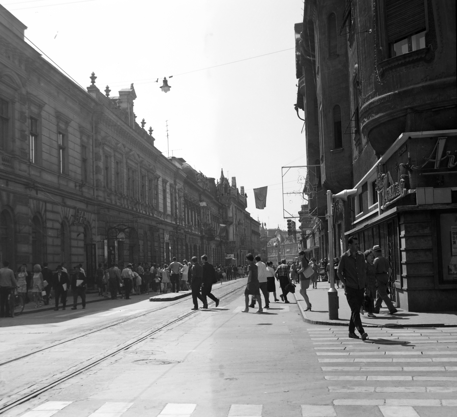 Romania,Transylvania, Oradea, Rákóczi út (Calea Republicii) a Szaniszló utca (Strada Mihai Eminescu) felől az Úri utca (Strada Roman Ciorogariu) felé nézve.

, 1970, Szalay Béla, crosswalk, Fortepan #187787