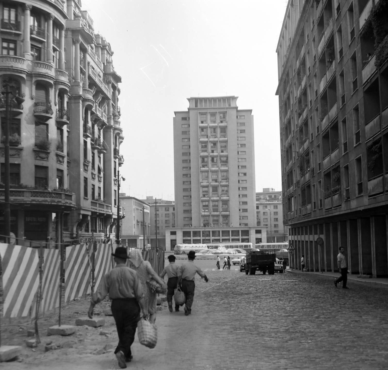 Románia, Bukarest, a Calea Victoriei eleje a Piața Națiunilor Unite felé nézve, balra az Adriatica-Trieste épület., 1970, Szalay Béla, Fortepan #187792