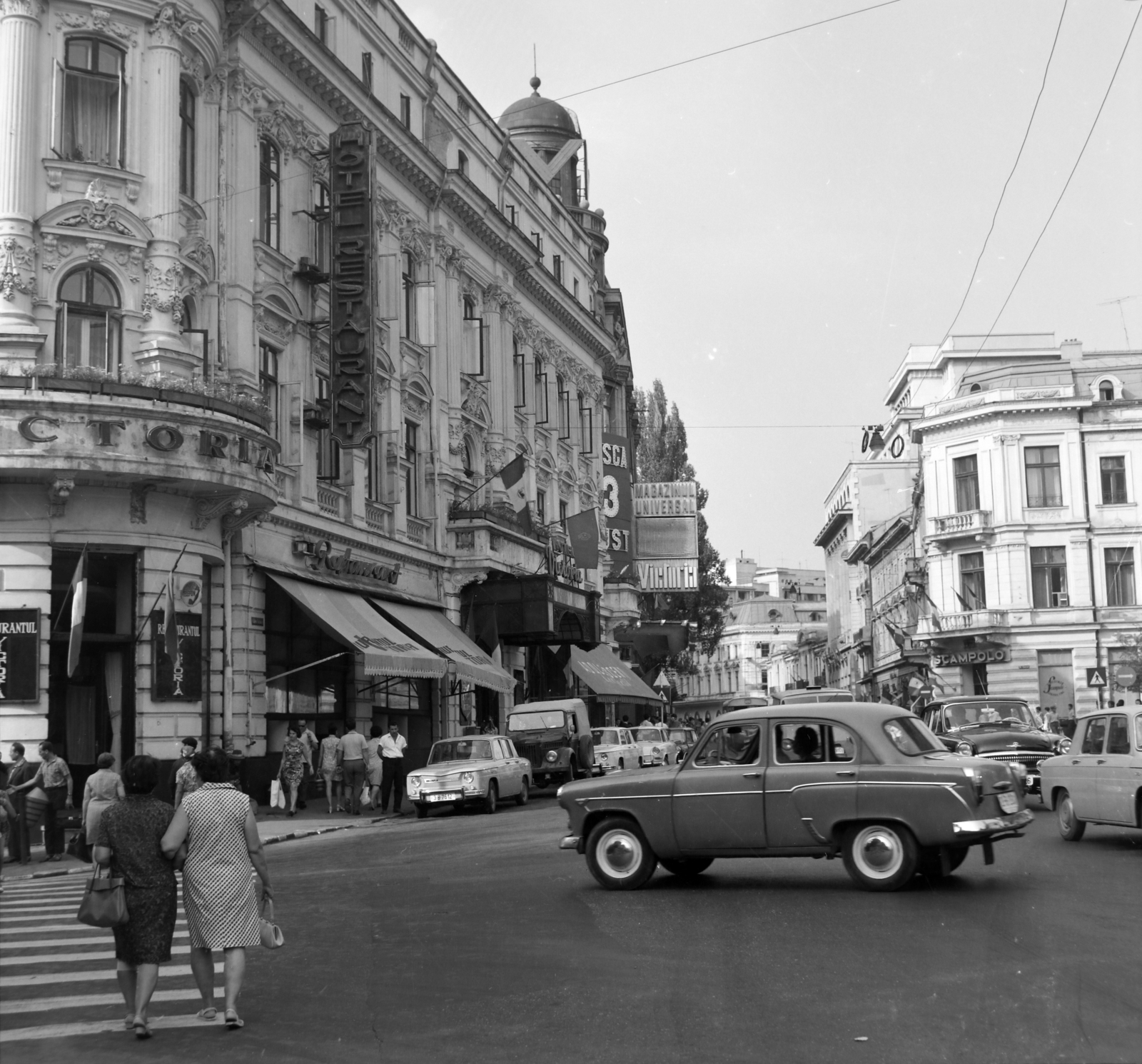 Romania, Bucharest, Calea Victoriei a Strada Mihai Vodă felől a Strada Lipscani felé nézve, balra a Hotel Victoria (eredetileg Grand Hotel Lafayette, az 1977-es földrengés után lebontották)., 1970, Szalay Béla, Fortepan #187793
