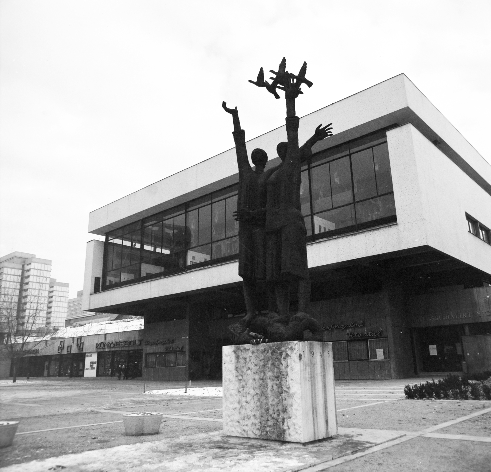 Hungary, Salgótarján, Fő tér, Felszabadulási emlékmű (Somogyi József, 1967.), mögötte a József Attila Művelődési Ház., 1979, Szalay Béla, Fortepan #187802