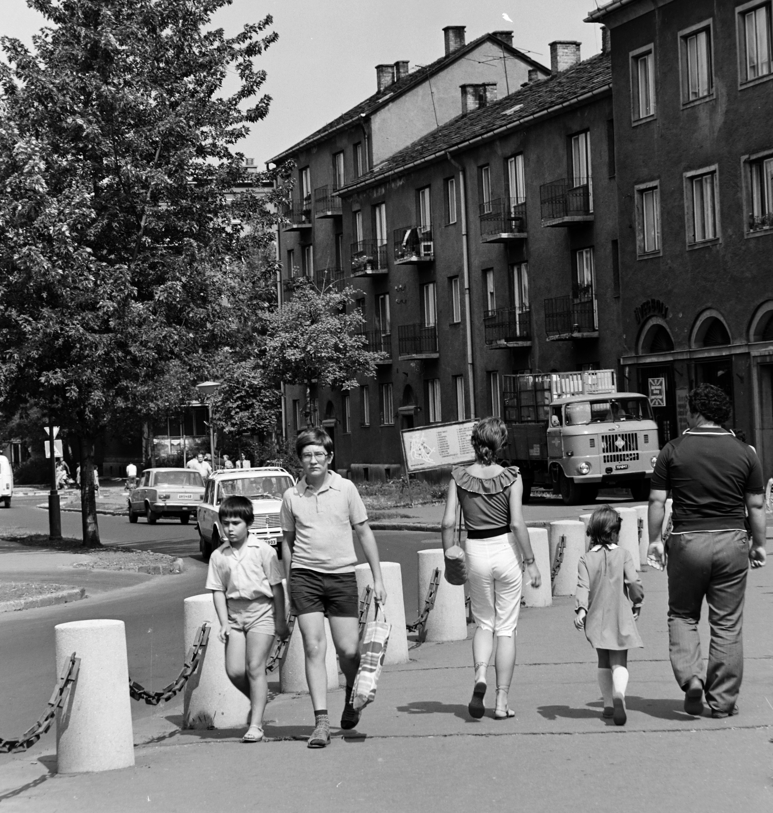 Hungary, Oroszlány, Fürst Sándor utca, jobbra a Gárdonyi Géza utca torkolata., 1983, Szalay Béla, Fortepan #187815