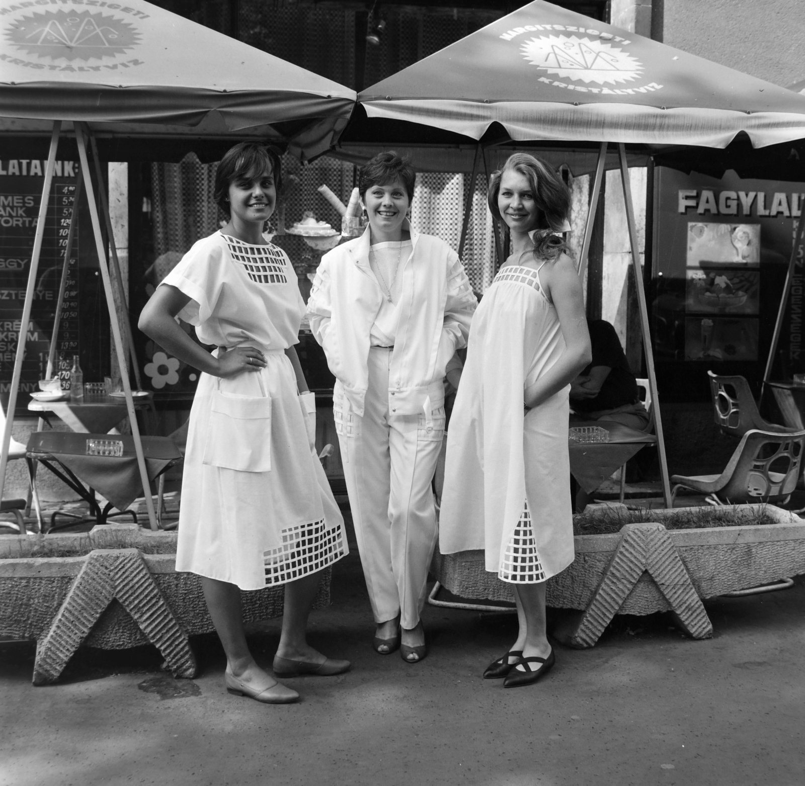 Hungary, Budapest X., Albertirsai (Dobi István) úti vásárterület, a Soproni Ruhagyár serdülőknek tervezett, Margaréta nevű, BNV- nagydíjas ruhacsaládja., 1984, Szalay Béla, Budapest, three people, Fortepan #187824