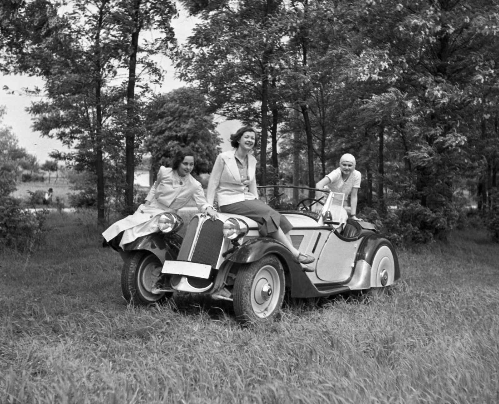 Hungary, BMW 319 Roadster személygépkocsi., 1936, Szöllősy Kálmán, Gerrman brand, BMW-brand, automobile, convertible, girls'n'cars, sitting on a car, Fortepan #18783