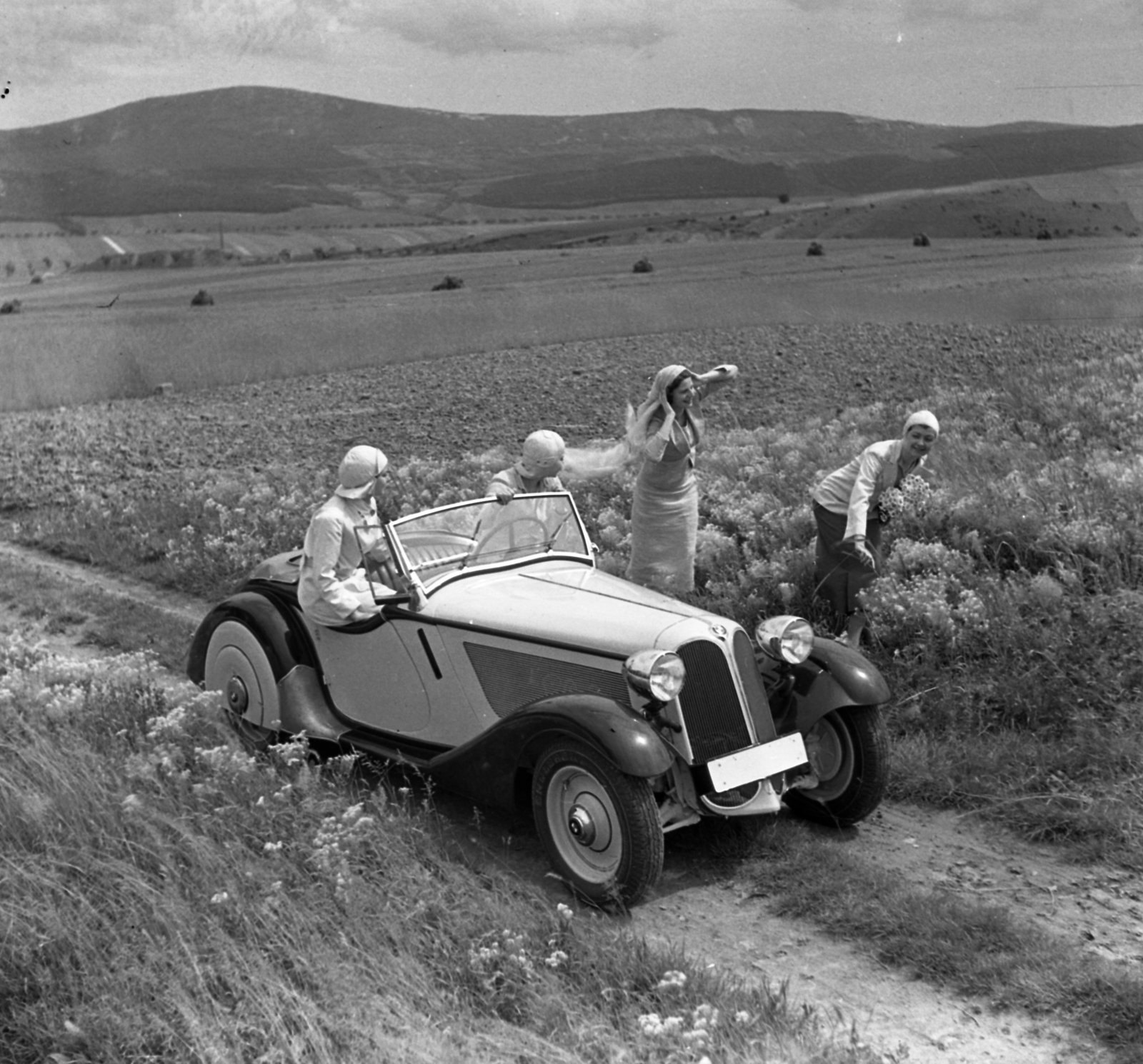 Magyarország, Solymár, BMW 319 Roadster személygépkocsi. Háttérben a Kevély-hegycsoport egy része (a Nagy-Kevély és az Ezüst-Kevély)., 1936, Szöllősy Kálmán, divat, német gyártmány, nők, BMW-márka, póz, automobil, BMW 319, kabrió, lányok-járművek, Fortepan #18784