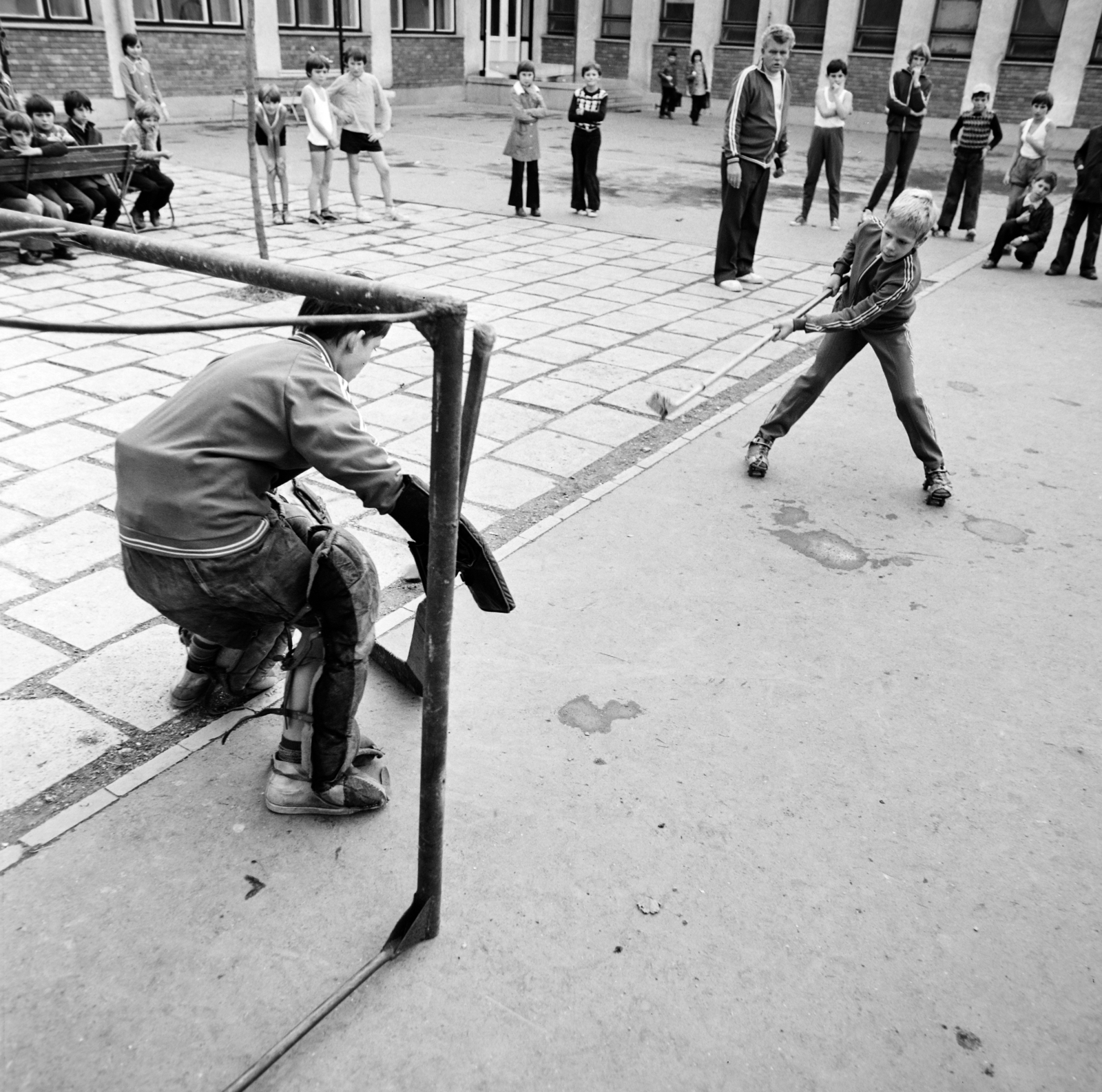 Hungary, Balatonfüred, Nádor utca 17., Radnóti Miklós Általános Iskola udvara., 1980, Szalay Béla, Fortepan #187858