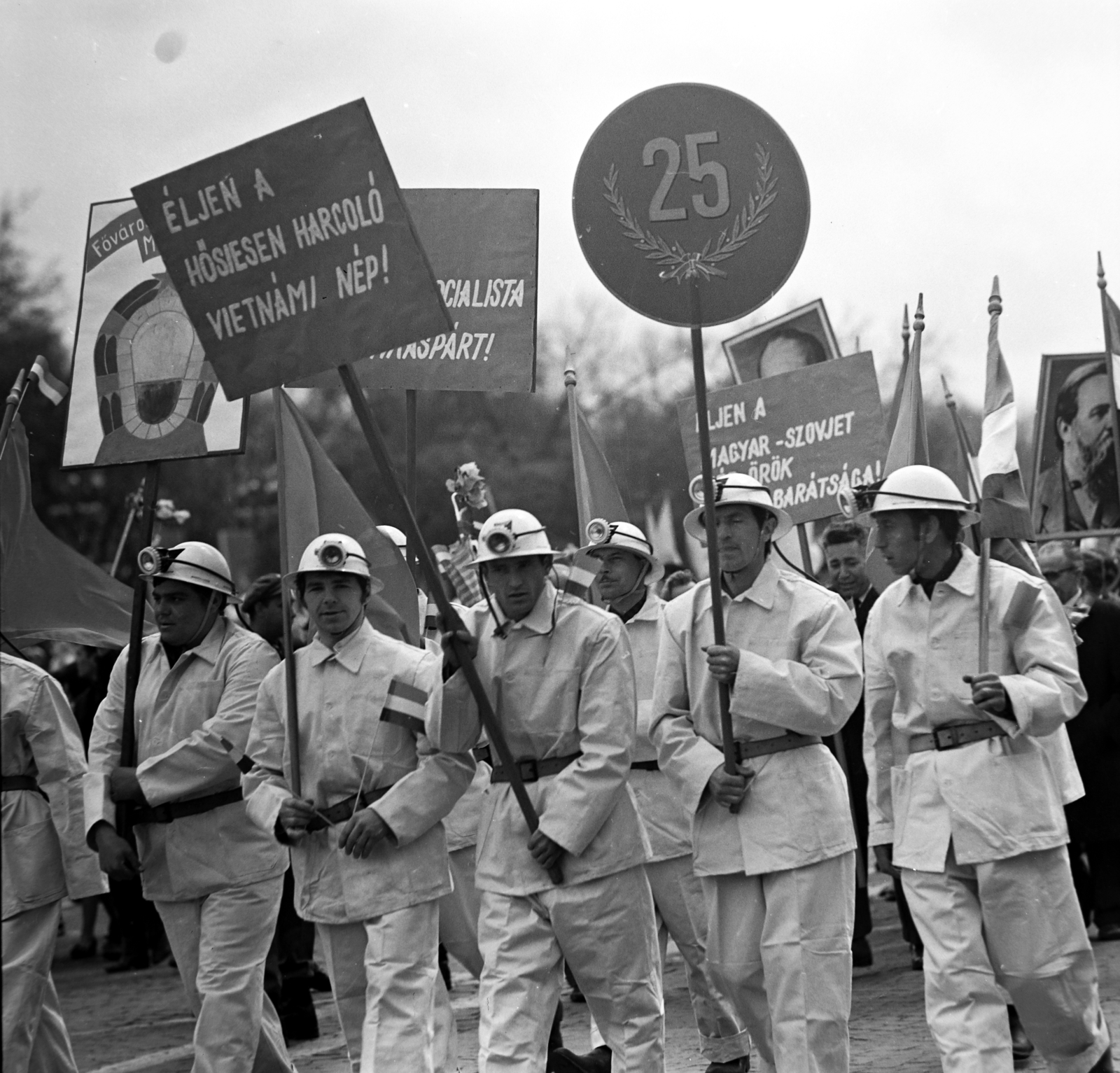 Hungary, Budapest XIV., Ötvenhatosok tere (Felvonulási tér), a Fővárosi Csatornázási Művek dolgozói a május 1-i felvonuláson., 1970, Szalay Béla, Budapest, march, 1st of May parade, working clothes, helmet, sewerage, canal, headlamp, Fortepan #187878