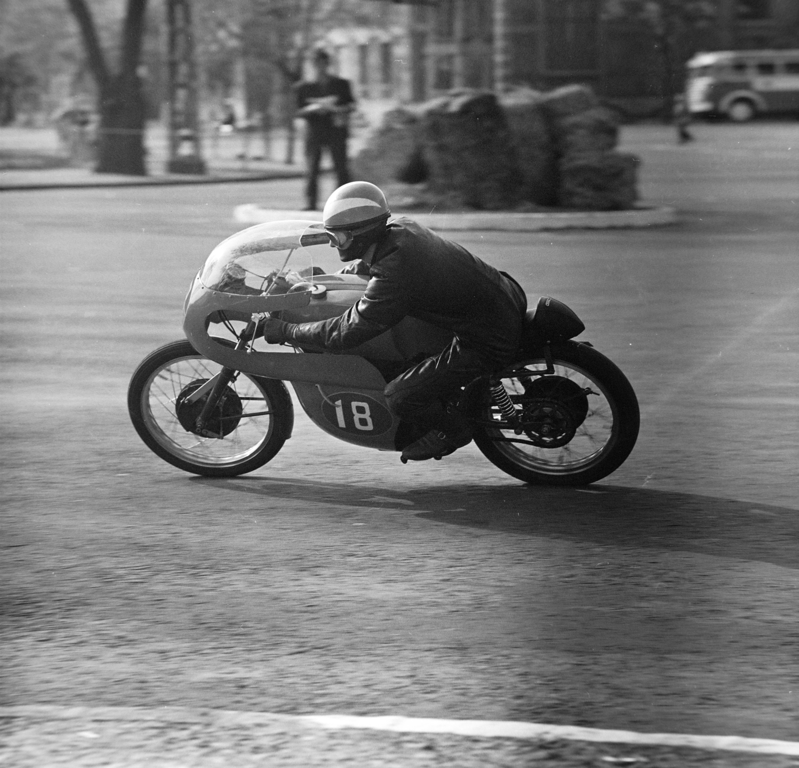 Hungary, People's Park, Budapest X., motorver­seny 1969. május 4-én, Nagy Gyula (BHSE) 250-es Aermacchi motoron. Háttérben a Könyves Kálmán körút és az Elnök utca torkolata., 1969, Szalay Béla, Budapest, Fortepan #187894