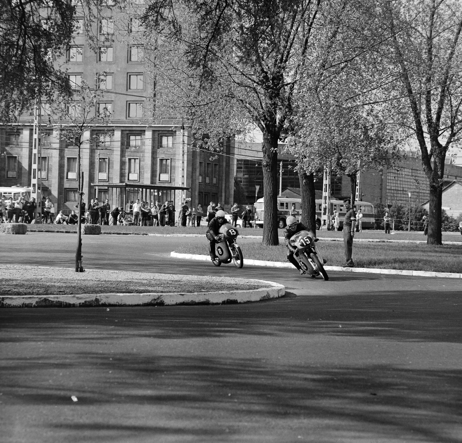 Hungary, People's Park, Budapest X., motorver­seny 1969. május 4-én, Fadgyas Károly (ZMMK) és a román Schuller Alexandru, mindketen 125-ös Bultaco motoron. Háttérben a Vajda Péter utca - Könyves Kálmán körút sarok., 1969, Szalay Béla, Budapest, Fortepan #187896