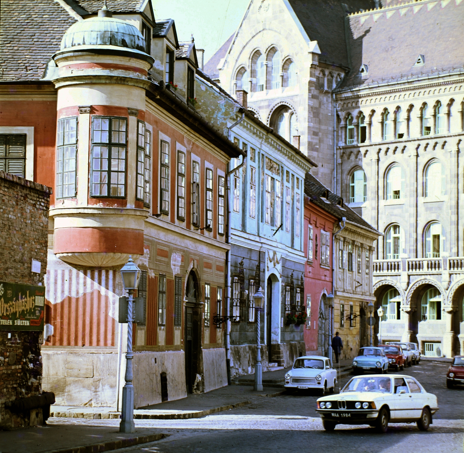 Hungary, Budapest I., Bécsi kapu tér a Fortuna utcából nézve, balra a Kard (Hatvany Lajos) utca, szemben a Magyar Országos Levéltár épülete., 1980, Szalay Béla, Budapest, Fortepan #187899