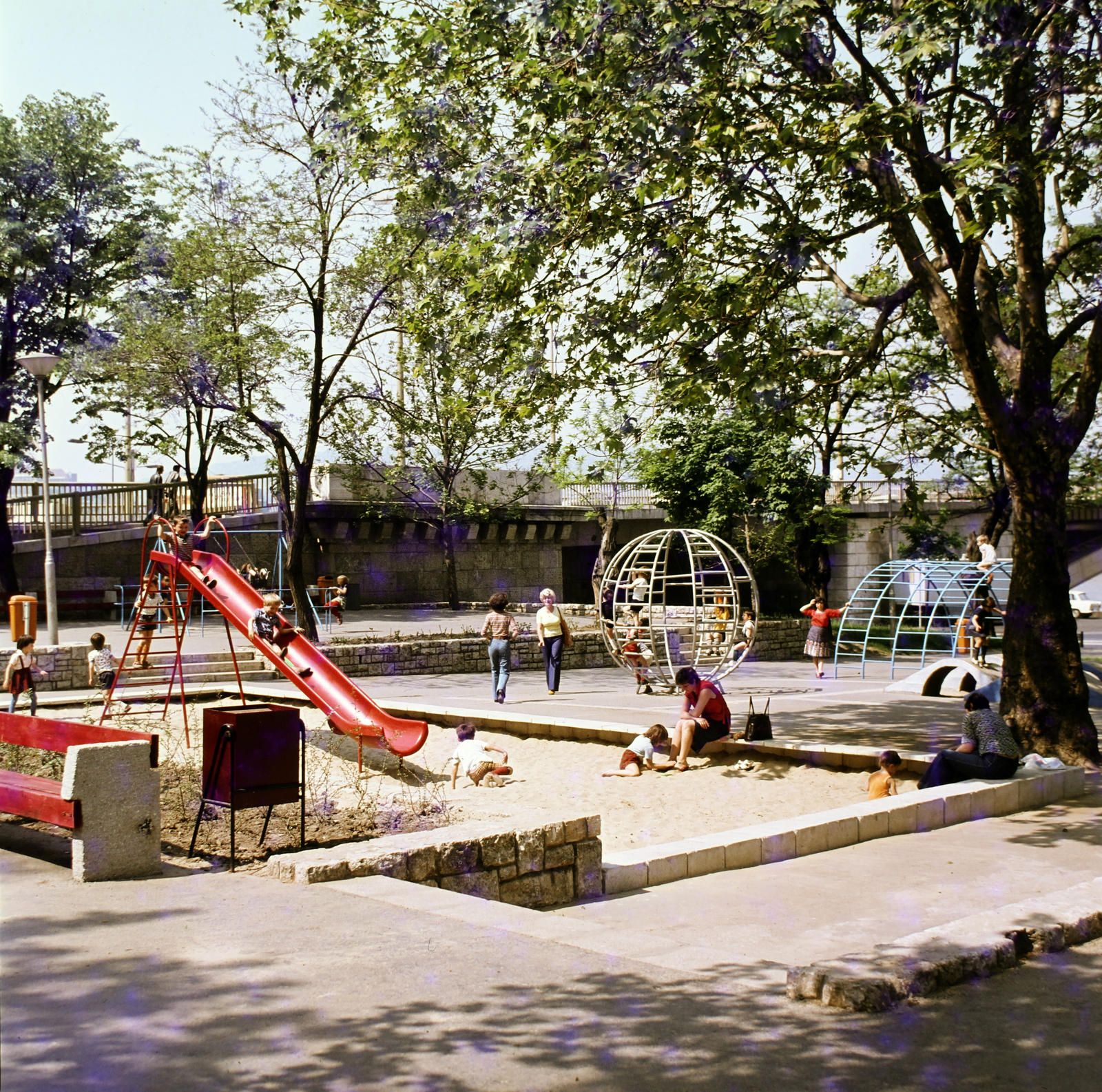 Magyarország, Budapest XIII., Jászai Mari tér, játszótér, háttérben a Margit híd felhajtója., 1980, Szalay Béla, rajz, Budapest, Fortepan #187902