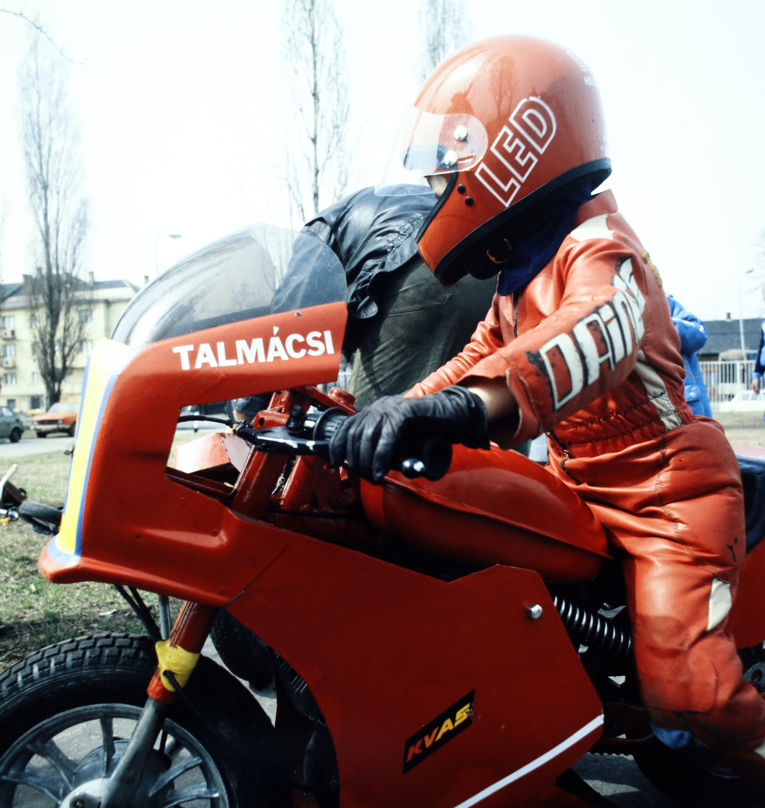 Hungary, Budapest XIV., Csömöri út 19., Zuglói Ifjúsági Sporttelep, Talmácsi Gábor, később világbajnok motorversenyző., 1986, Szalay Béla, Budapest, colorful, crash helmet, motorcycle, Fortepan #187908