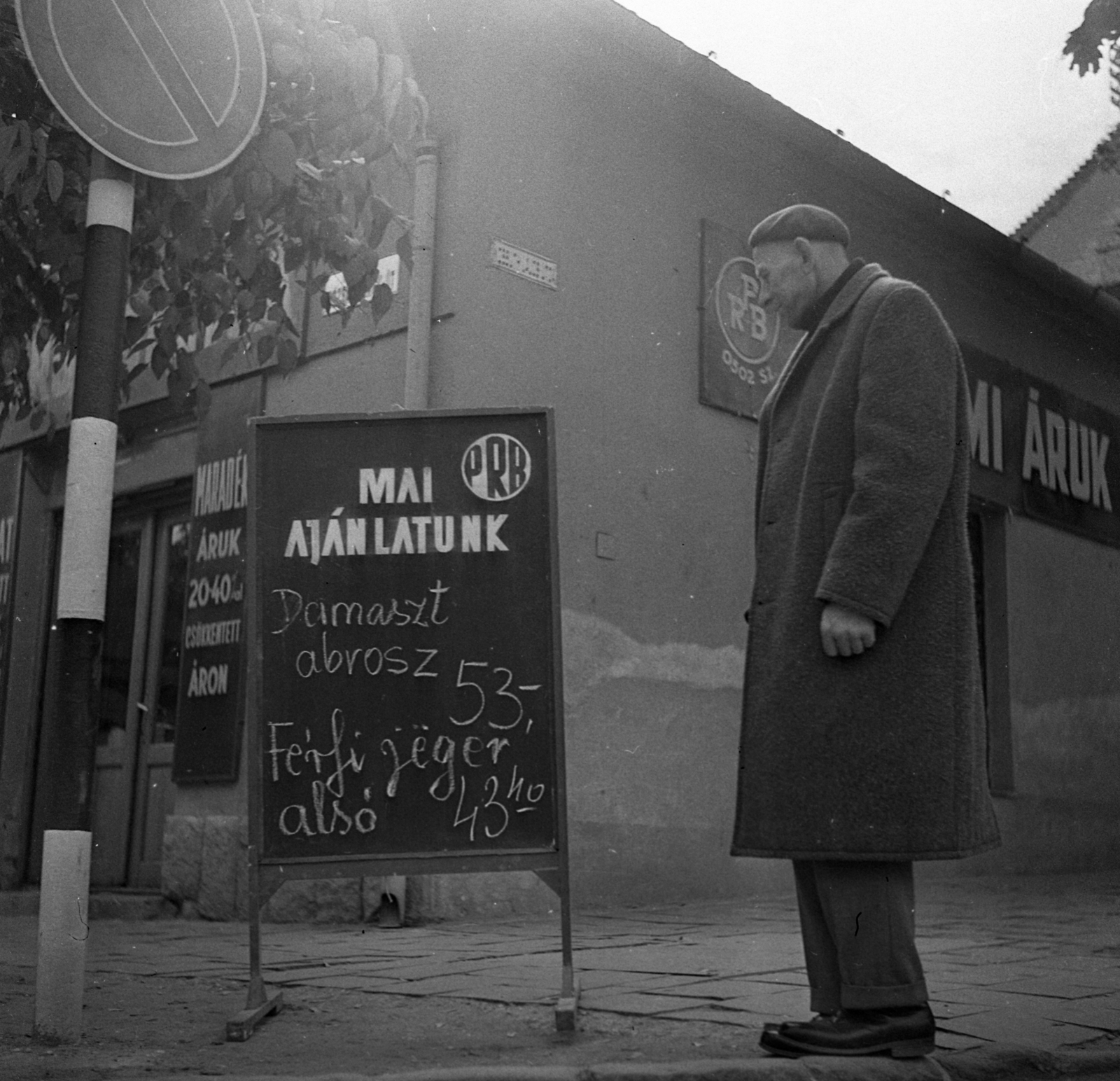 Magyarország, Gödöllő, Dózsa György út - Kossuth Lajos utca sarok., 1970, Urbán Tamás, reklám, felirat, jelzőtábla, utcanévtábla, Best of, Fortepan #18792