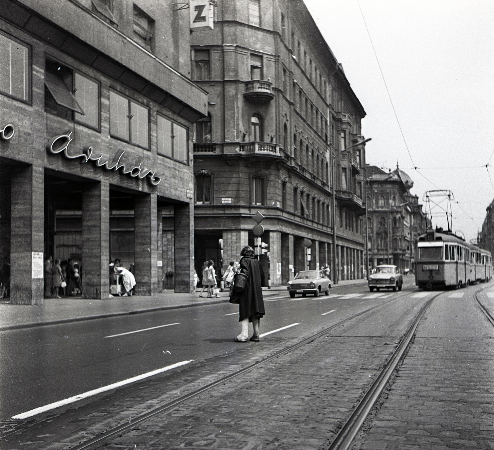Hungary, Budapest VII., Rákóczi út - Klauzál utca sarok, balra a Lottó Áruház., 1972, Urbán Tamás, Hungarian brand, crosswalk, Fiat-brand, Italian brand, tram, automobile, Ganz-brand, Ganz UV tramway, neon sign, Budapest, Fortepan #18793