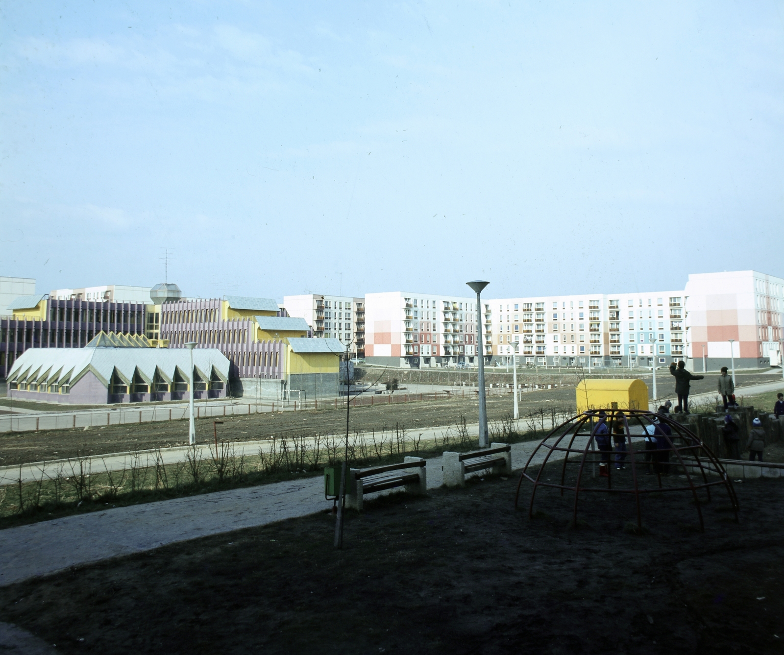 Hungary, Kaposvár, Búzavirág utca, balra a Kinizsi Lakótelepi Általános Iskola., 1986, Szalay Béla, colorful, Fortepan #187935