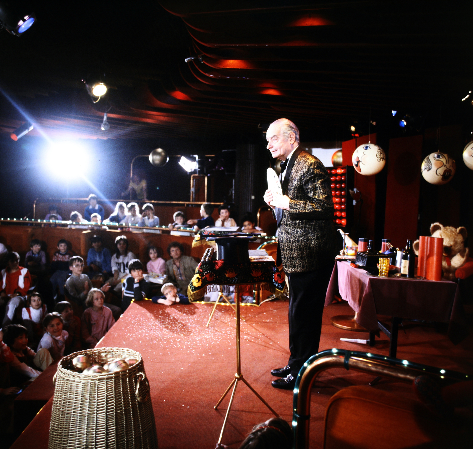 Hungary, Margit Islands, Budapest, Thermal Hotel, Havanna Club, a Magyar Televízió Három kívánság című műsorának gyermeknapi felvétele. Rodolfo (Gács Rezső) bűvész előadása., 1985, Szalay Béla, Fortepan #187937