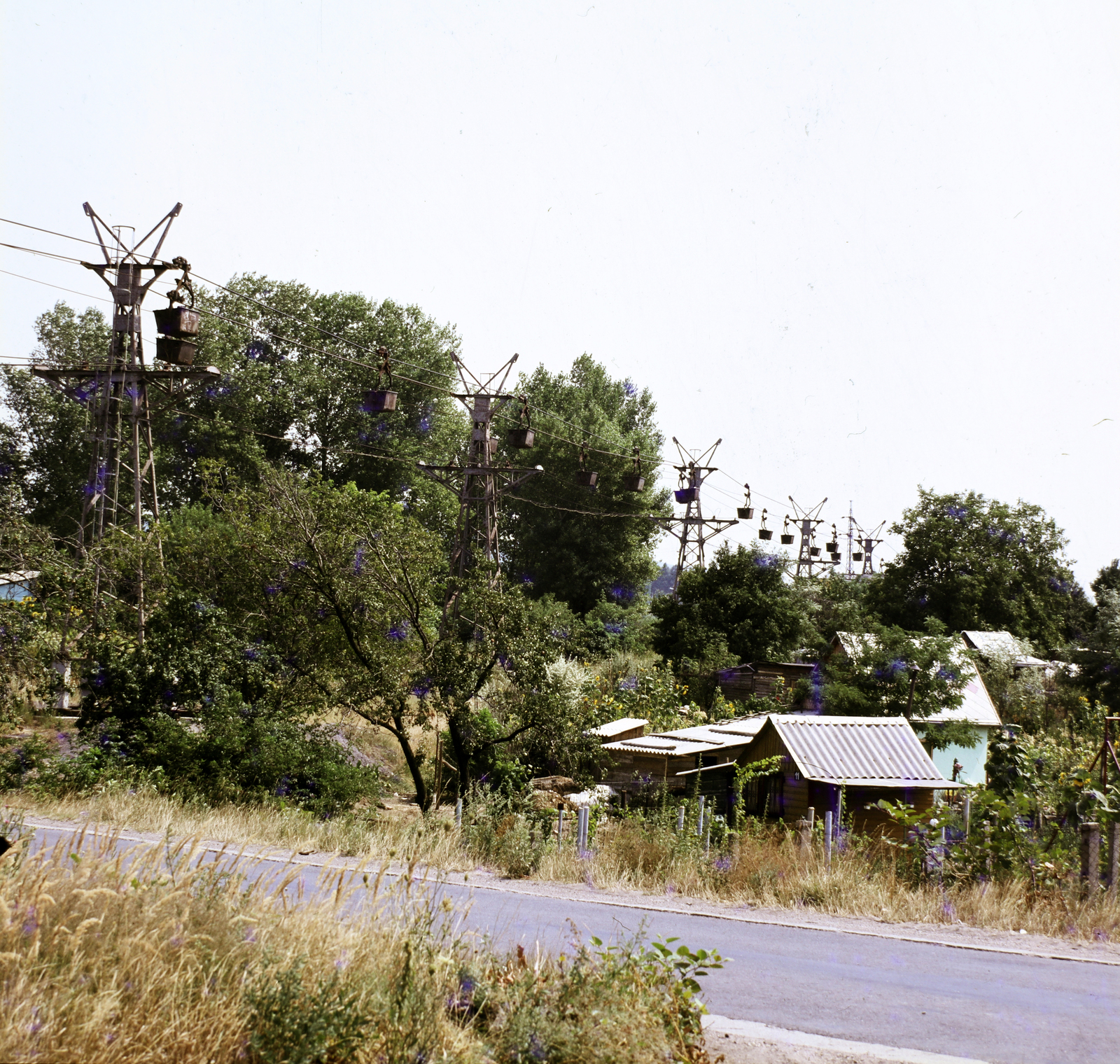 Magyarország, Oroszlány, drótkötélpálya a Táncsics Mihály út felett., 1983, Szalay Béla, színes, Fortepan #187945