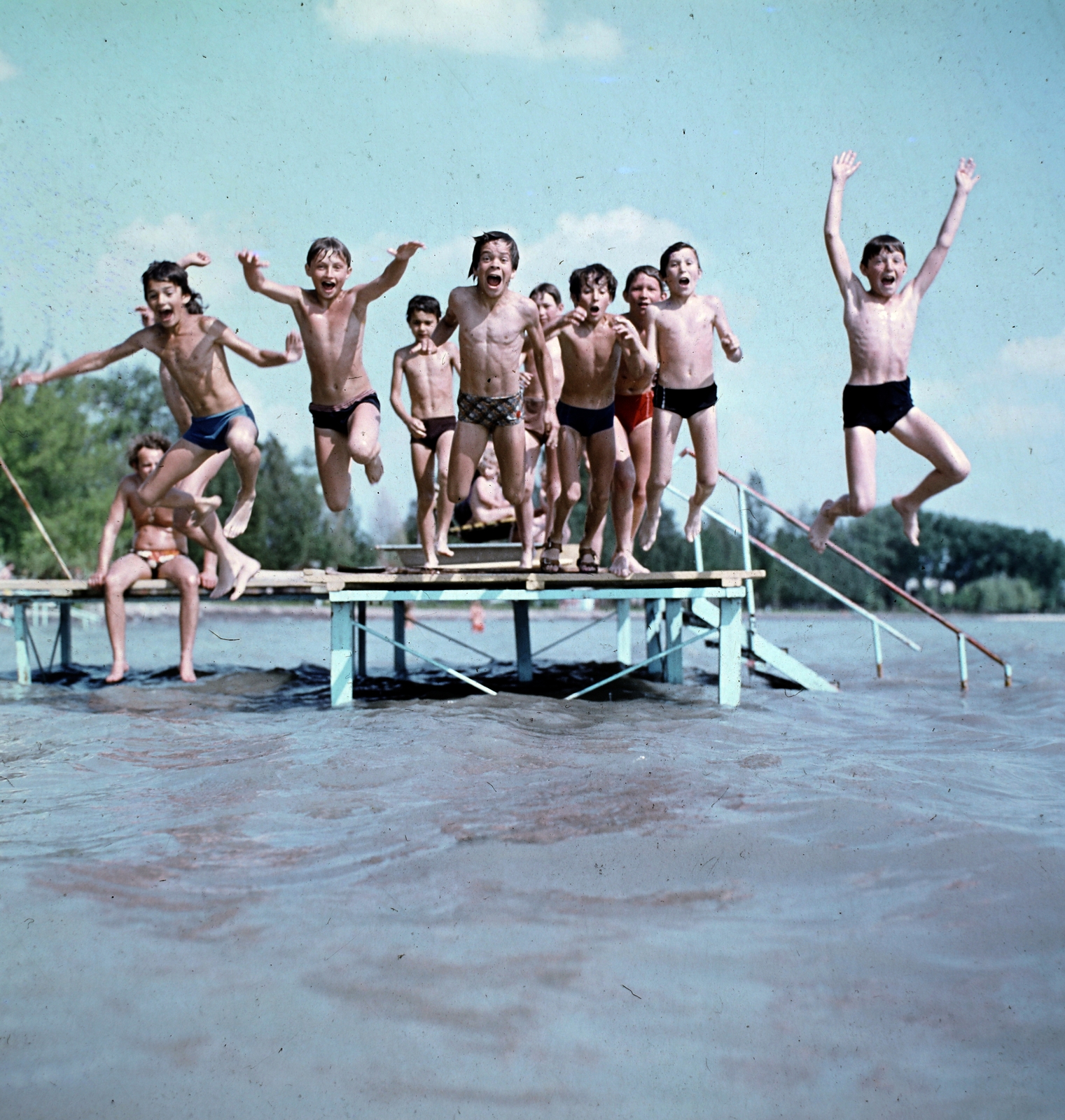 1983, Szalay Béla, colorful, pier, beach, kids, Fortepan #187959