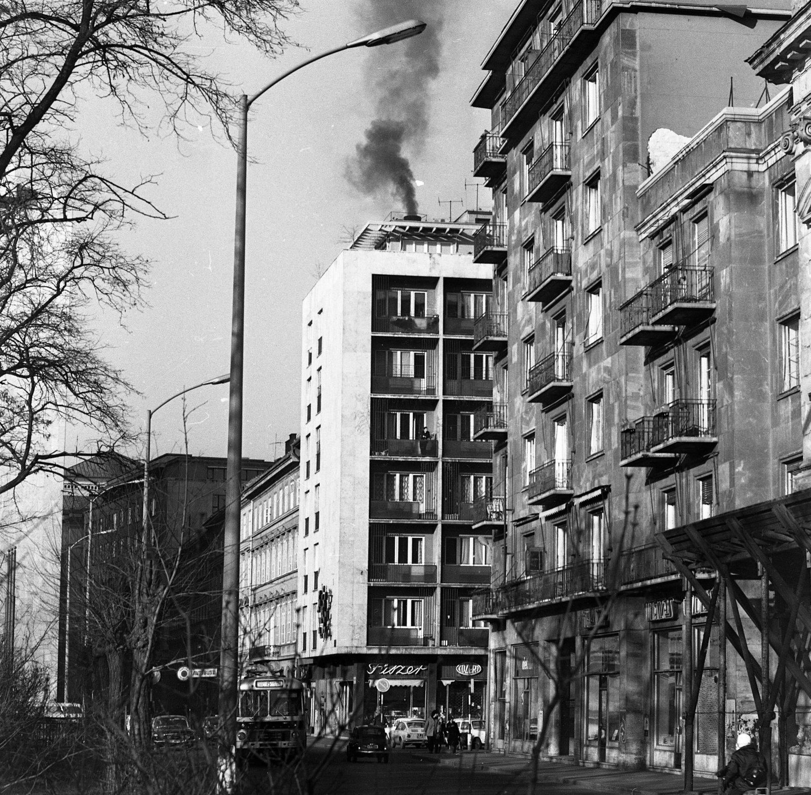 Hungary, Budapest V., Petőfi tér, szemben az Apáczai Csere János utca, jobbra a Régi posta utca torkolata., 1973, Urbán Tamás, bus, Hungarian brand, street view, Ikarus-brand, smoke, Budapest, Fortepan #18796