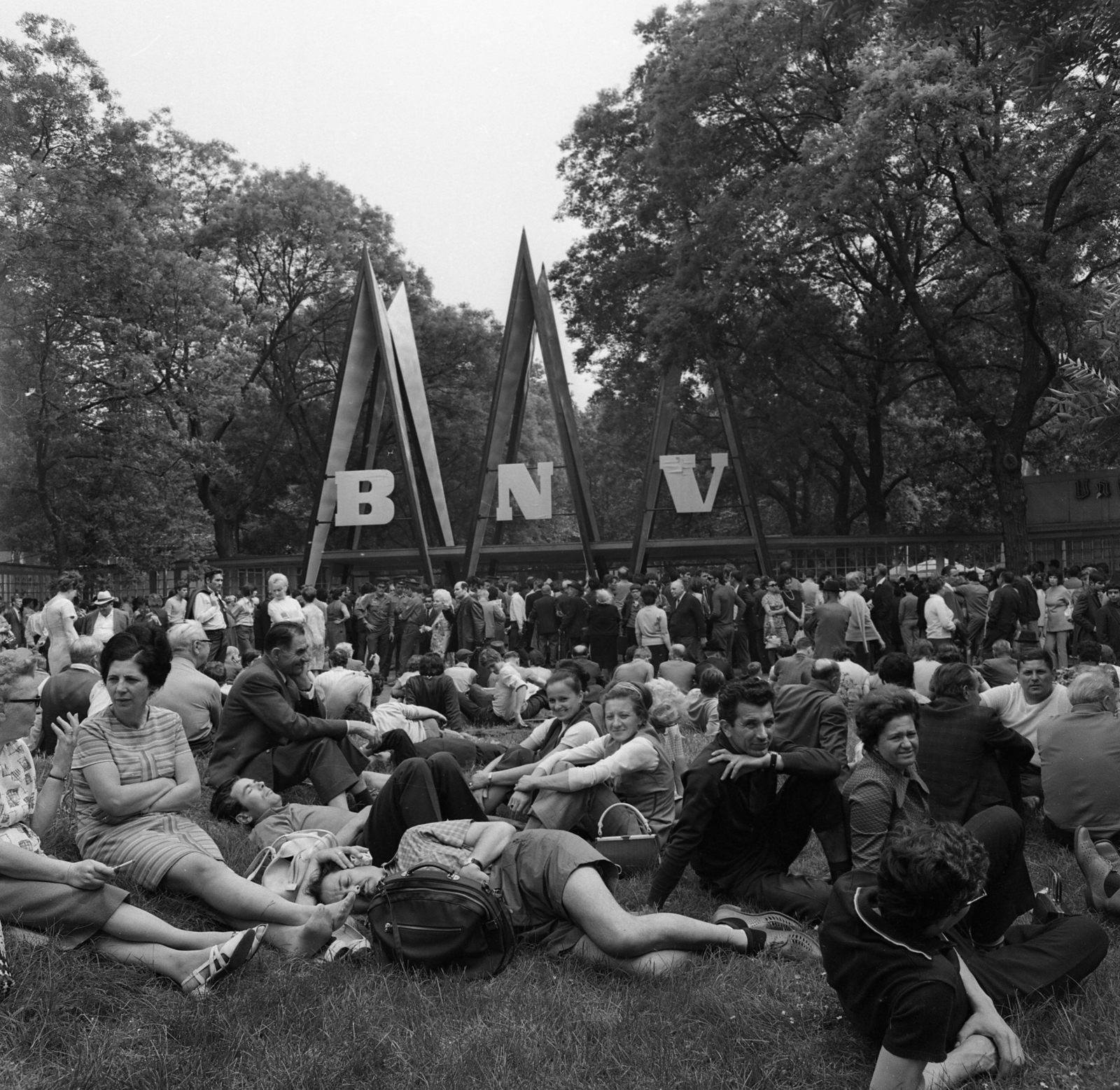 Hungary, Budapest XIV., várakozók a BNV bejárata előtt., 1973, Urbán Tamás, international fair, Budapest, Fortepan #18797