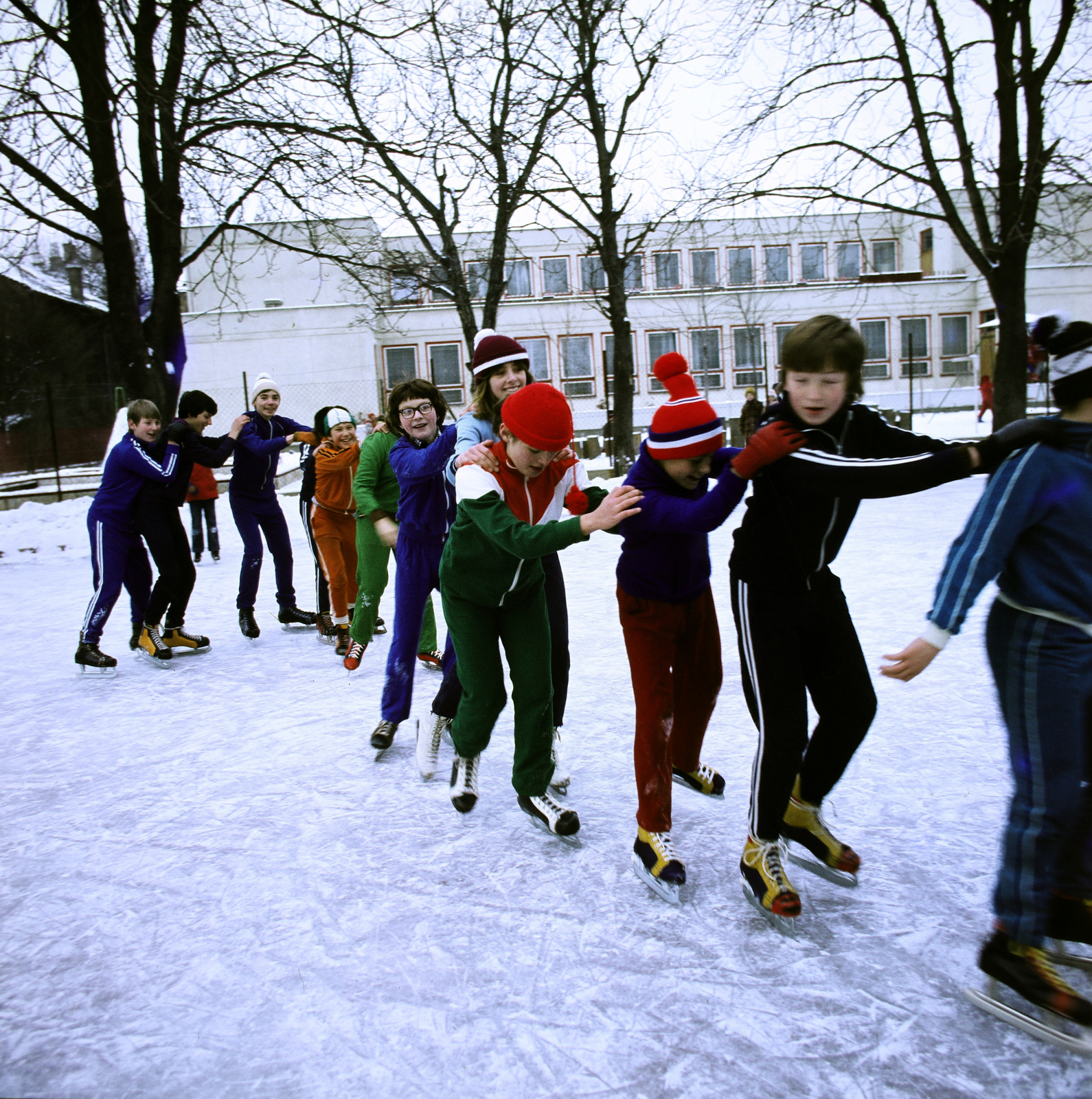 Hungary, Budapest XI., a Bocskai István Általános Iskola udvara, háttérben a Badacsonyi utcai (később Gesztenyéskert) óvoda., 1981, Szalay Béla, colorful, Budapest, Fortepan #187973