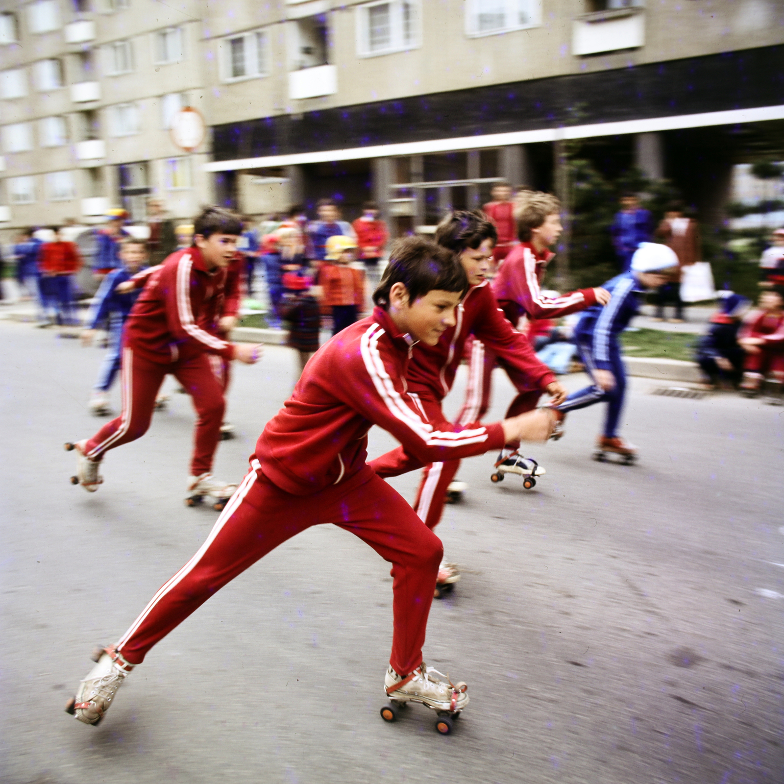 Hungary, Veszprém, Halle utca. A felvétel az Ernst Thälmann Úttörőház sporthetén készült., 1980, Szalay Béla, colorful, sweater, roller skates, Best of, Fortepan #187994