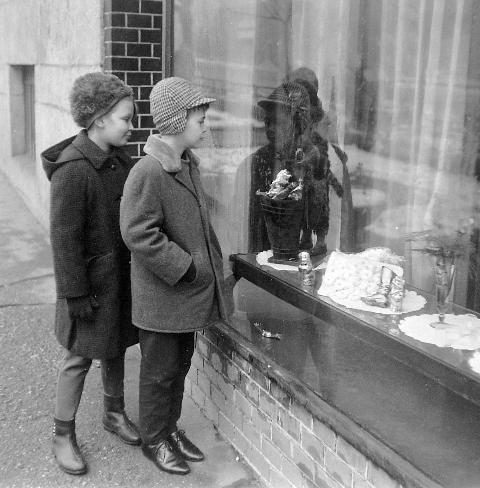 Hungary, Budapest XII., Böszörményi út, Tik-Tak presszó., 1960, Fortepan, Show window, Budapest, hands in pockets, Fortepan #1880