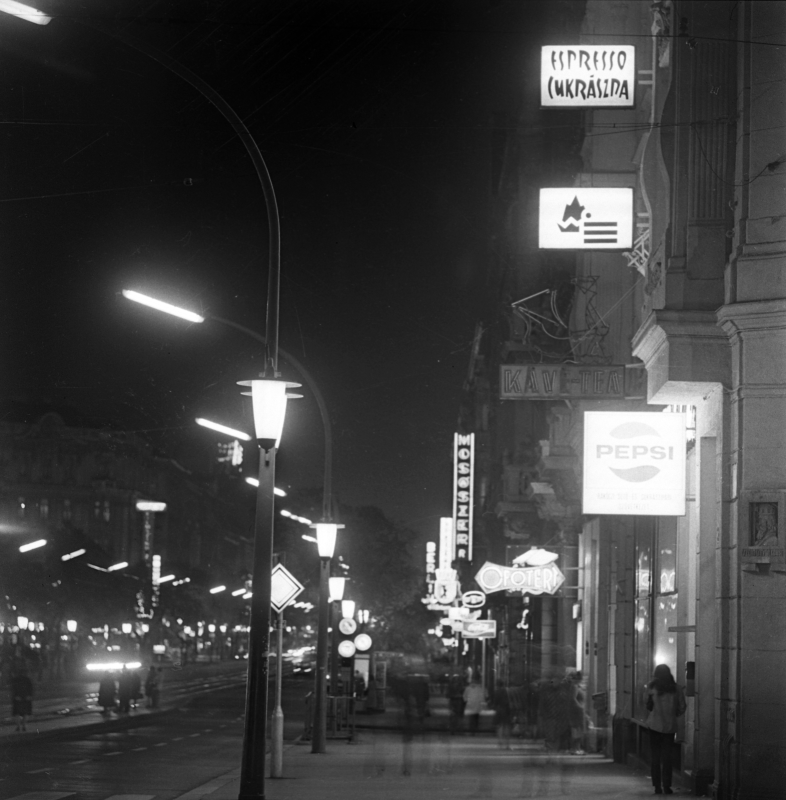 Magyarország, Budapest V., Szent István körút a Jászai Mari térnél., 1970, Urbán Tamás, neonreklám, éjszaka, jelzőtábla, neon felirat, Budapest, kávé-tea üzlet, Pepsi-márka, Fortepan #18800