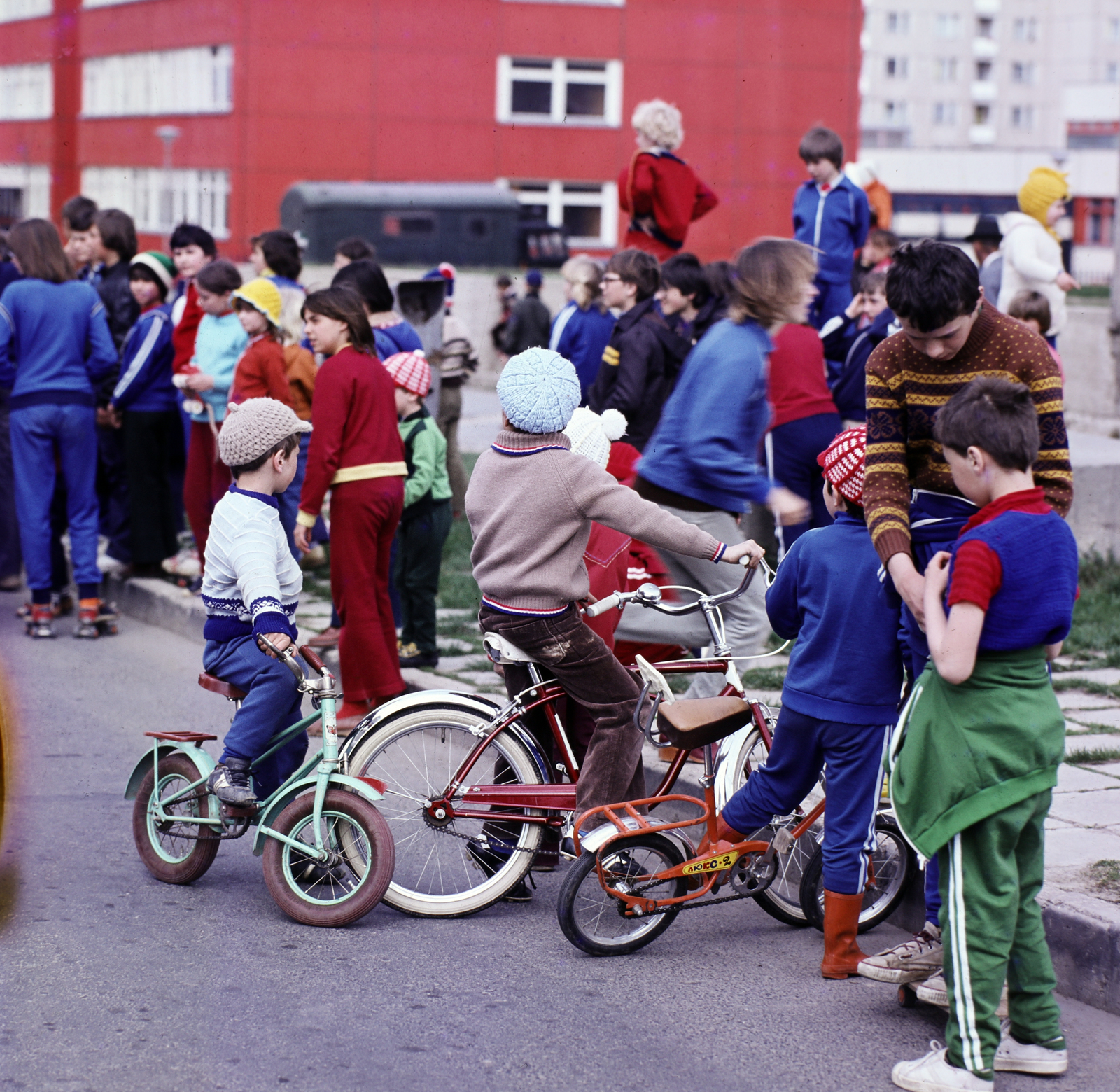 Hungary, Veszprém, Halle utca, háttérben a Báthory István (később Sportiskolai) Általános Iskola., 1980, Szalay Béla, bicycle, colorful, kids, Fortepan #188014