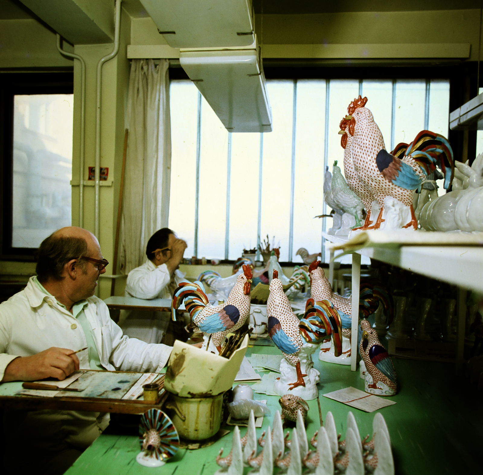 Hungary, Herend, Herendi Porcelángyár, porcelánfestők., 1980, Szalay Béla, colorful, Fortepan #188028