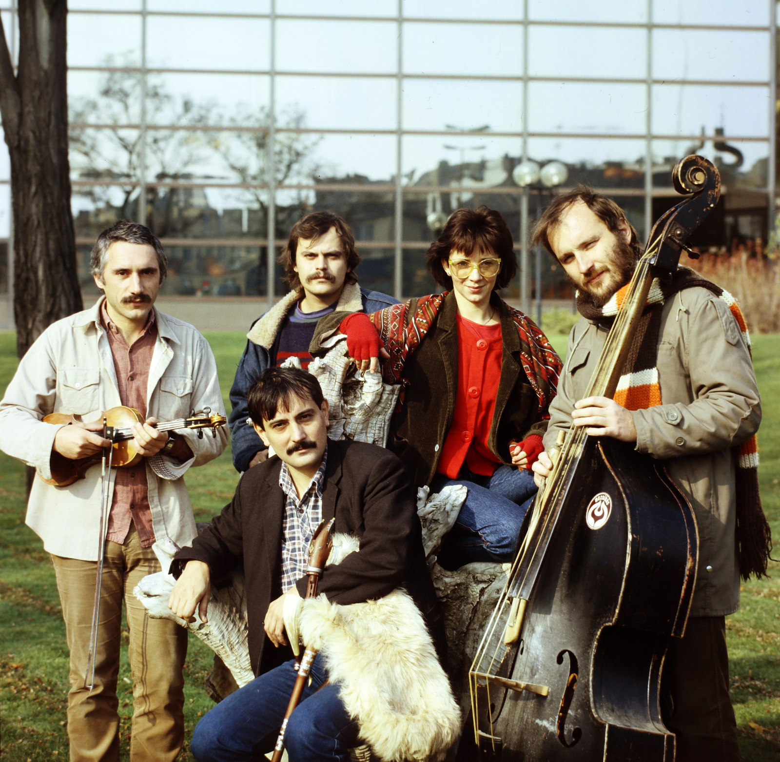 Hungary, Budapest XII., Jagelló út - Alkotás utca sarok, a Muzsikás együttes és Sebestyén Márta, Háttérben a Novotel Szálloda., 1986, Szalay Béla, Budapest, Fortepan #188038