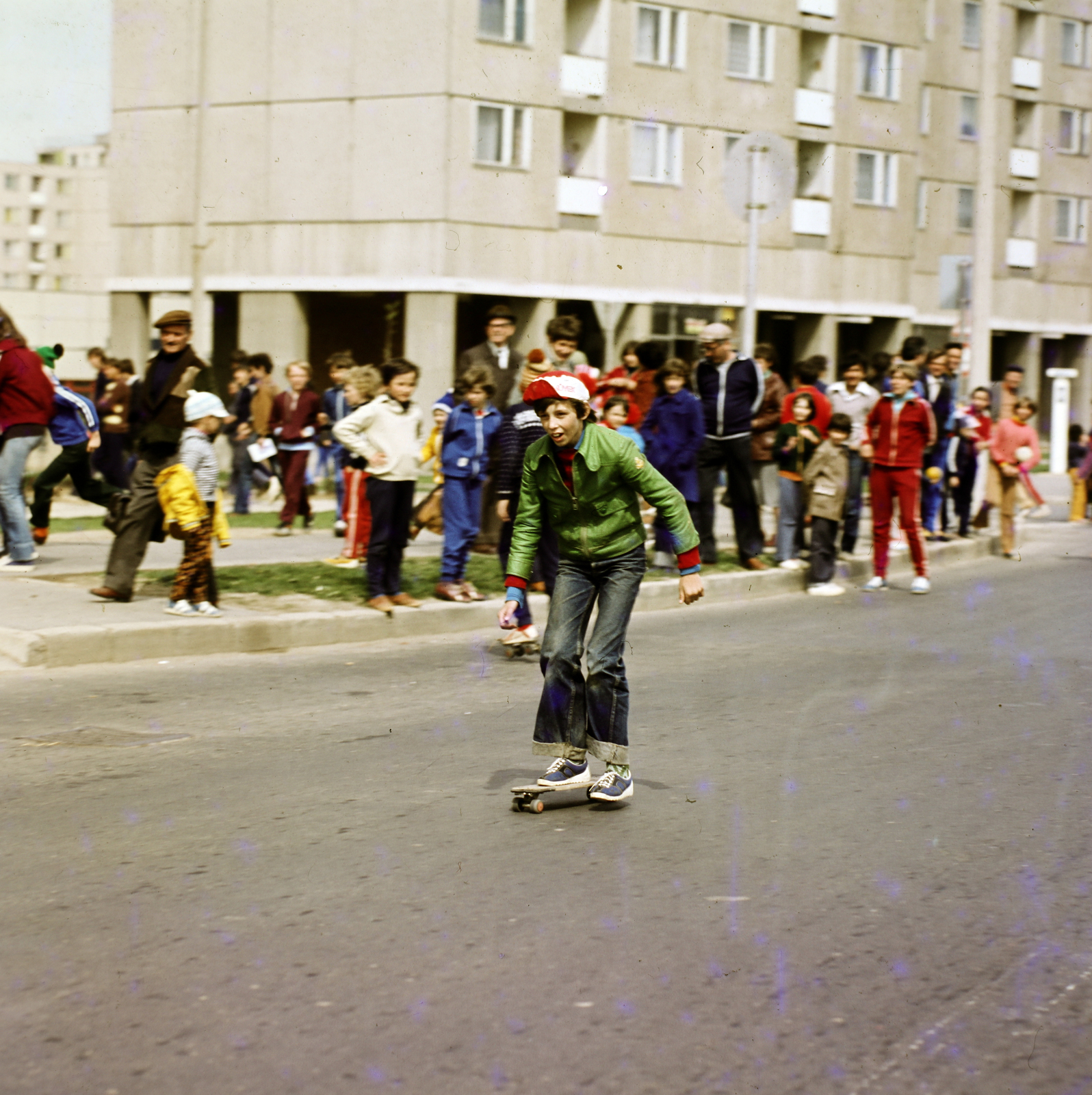 Magyarország, Veszprém, Munkácsy Mihály utca, a Haszkovó utca irányába nézve. A felvétel az Ernst Thälmann Úttörőház sporthetén készült., 1980, Szalay Béla, színes, gördeszka, lakótelep, Fortepan #188065