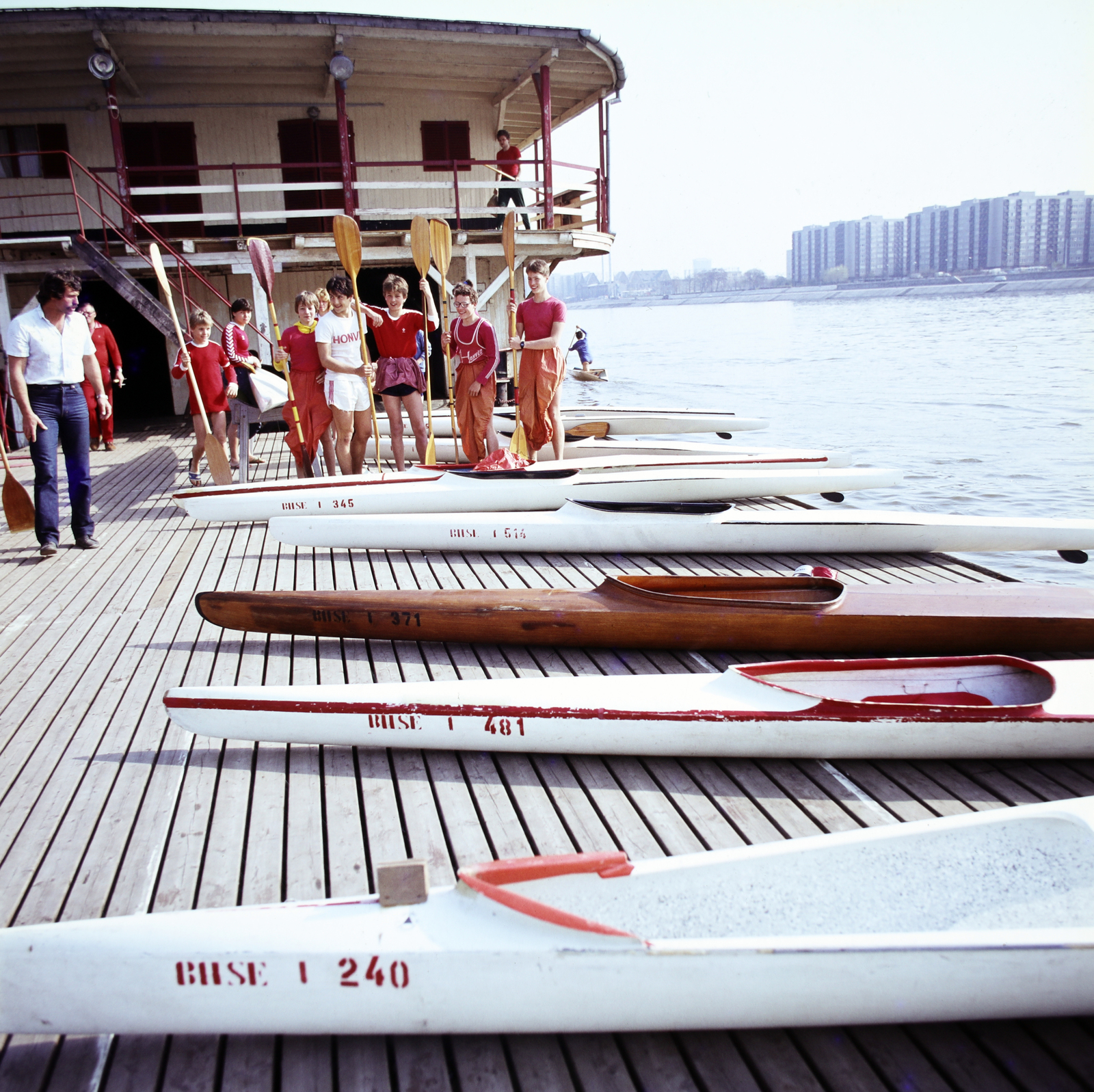 Hungary, Margit Islands, Budapest, a Budapesti Honvéd evezősháza és stégje, jobbra a Kárpát utcai lakótelep., 1986, Szalay Béla, pier, kayak, Danube, Fortepan #188068