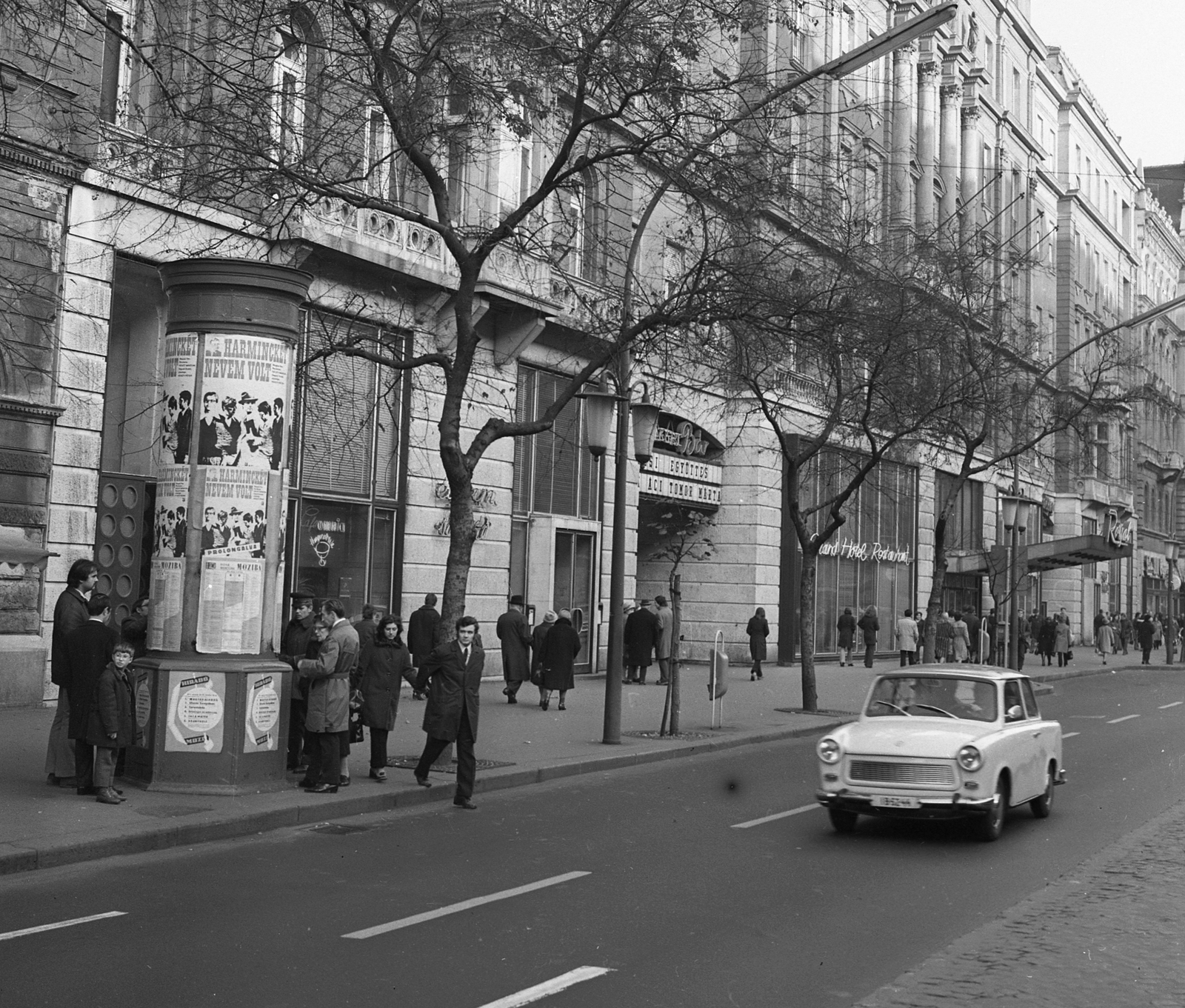 Hungary, Budapest VII., Erzsébet (Lenin) Körút, Royal Grand Hotel., 1972, Urbán Tamás, poster, Gerrman brand, Trabant-brand, street view, hotel, ad pillar, movie theater, automobile, Budapest, Fortepan #18809