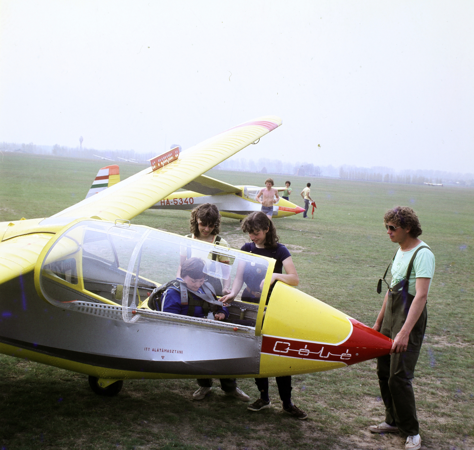 1981, Szalay Béla, színes, repülőtér, vitorlázó repülőgép, Rubik Ernő-terv, Rubik R-26 Góbé, Fortepan #188107