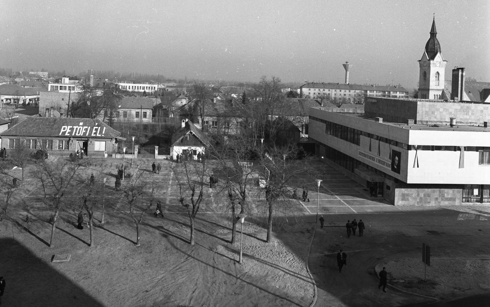 Hungary, Kiskőrös, Petőfi Sándor tér. Szemben Petőfi Sándor szülőháza, jobbra a Petőfi Sándor Művelődési Központ. Háttérben az Evangélikus templom tornya., 1973, Urbán Tamás, square, church, tower, Fortepan #18812