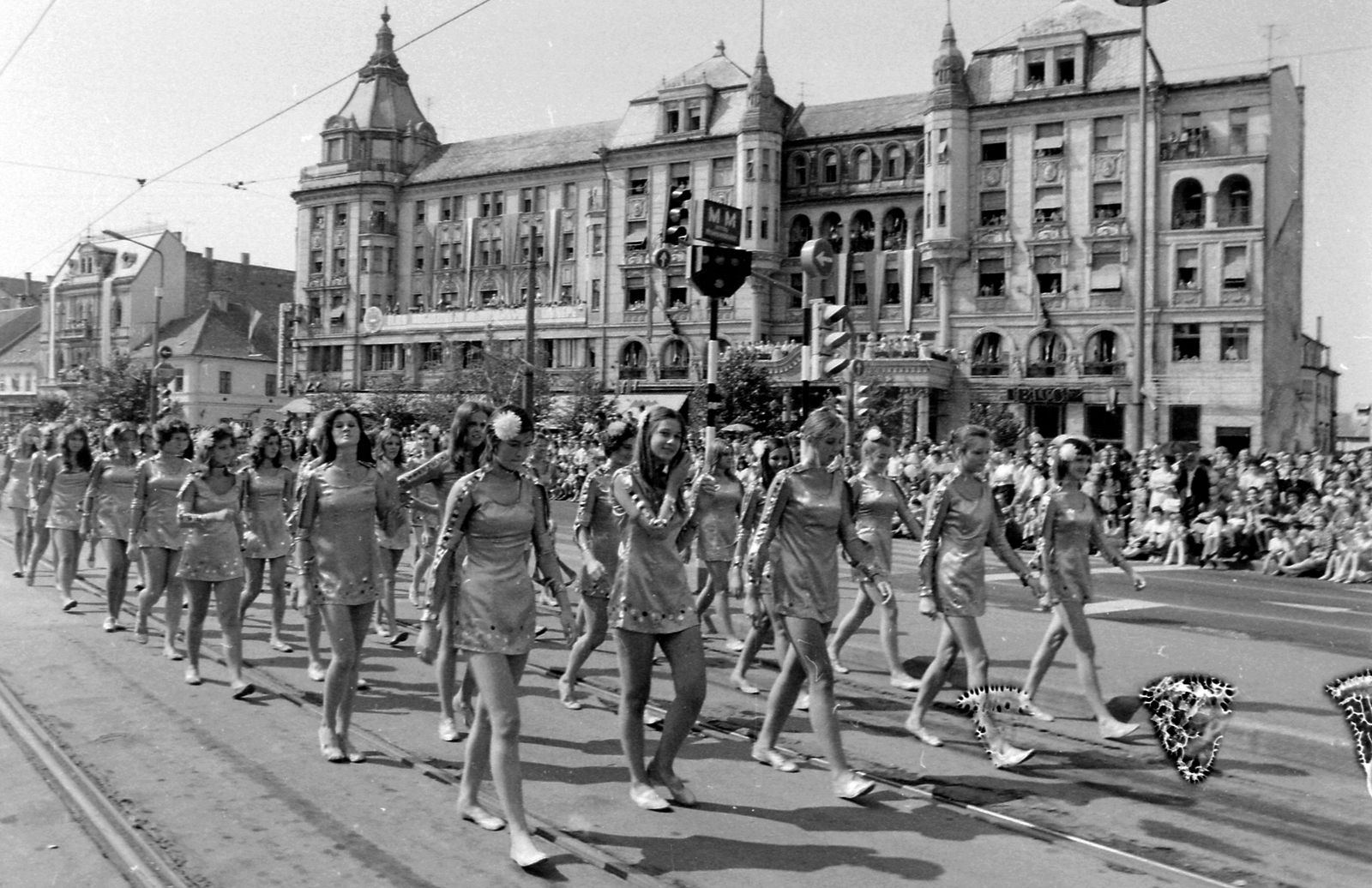 Magyarország, Debrecen, Piac utca (Vörös Hadsereg útja), a Virágkarnevál felvonulói az Aranybika Szálloda előtt., 1973, Urbán Tamás, szálloda, lány, sínpálya, Art Nouveau, Hajós Alfréd-terv, Fortepan #18817