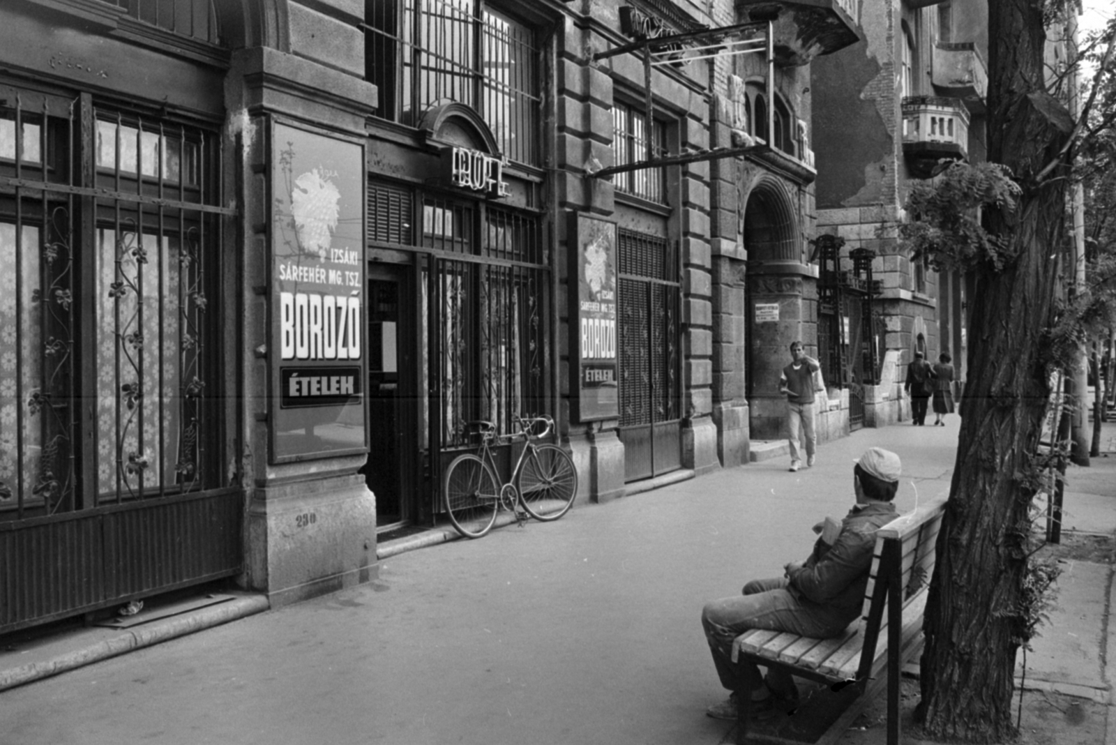 Hungary, Budapest V., Belgrád rakpart, a felvétel a 18. számú ház előtt készült., 1985, Szalay Béla, Budapest, Fortepan #188176
