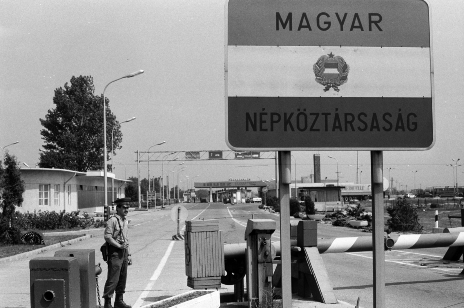 Hungary, Hegyeshalom, határátkelő., 1980, Szalay Béla, border crossing, border patrol, barrier, crest, Fortepan #188187