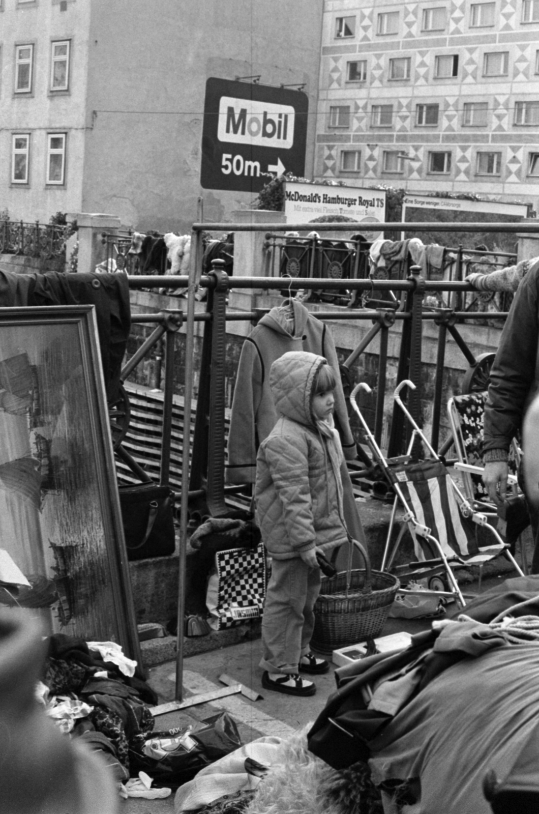 Austria, Vienna, Linke Wienzeile 48-52, bolhapiac (Flohmarkt), szemben a Rechte Wienzeile házai., 1980, Szalay Béla, Fortepan #188204