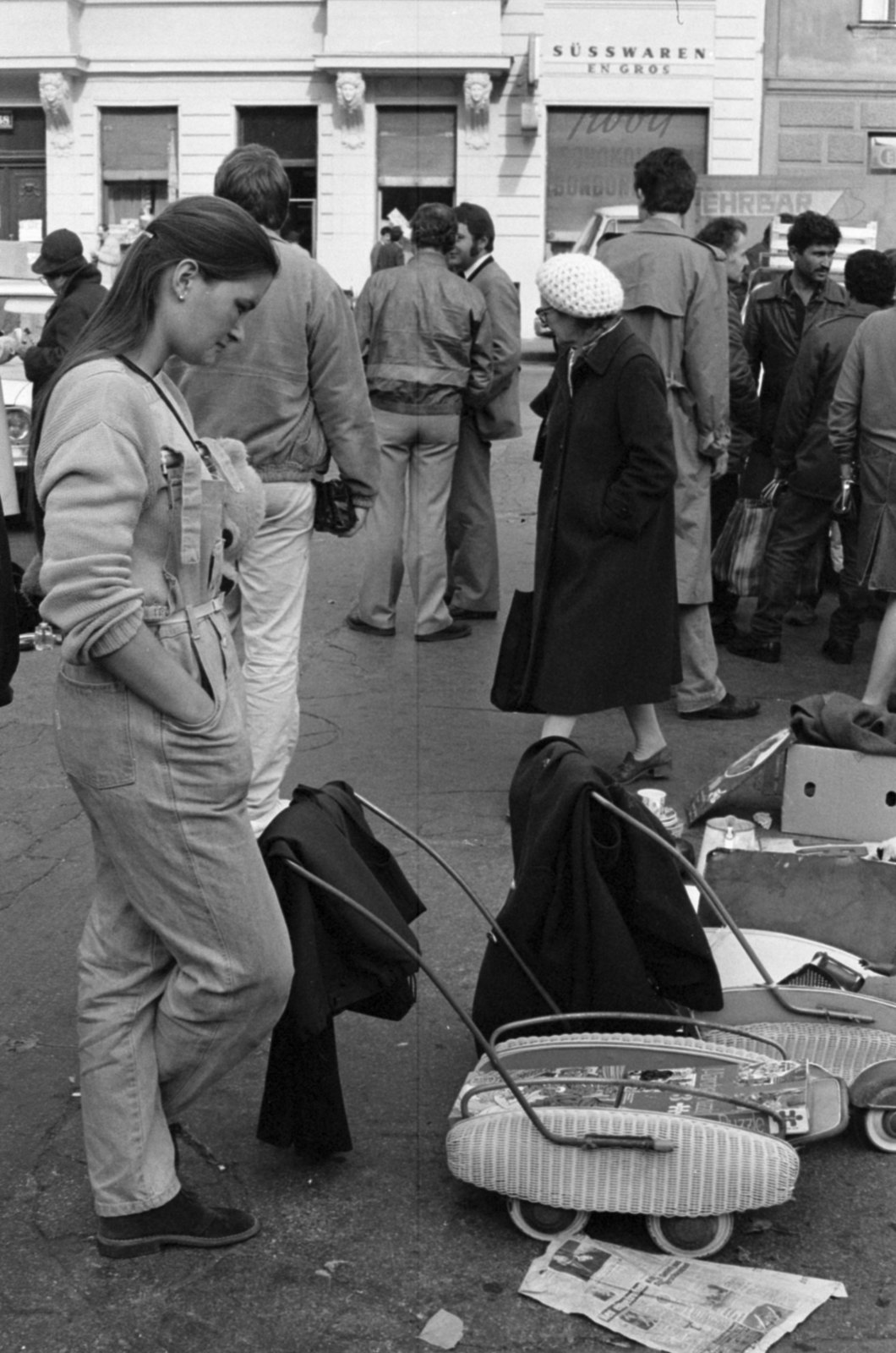 Ausztria, Bécs, Linke Wienzeile 48-52, bolhapiac (Flohmarkt)., 1980, Szalay Béla, Fortepan #188205
