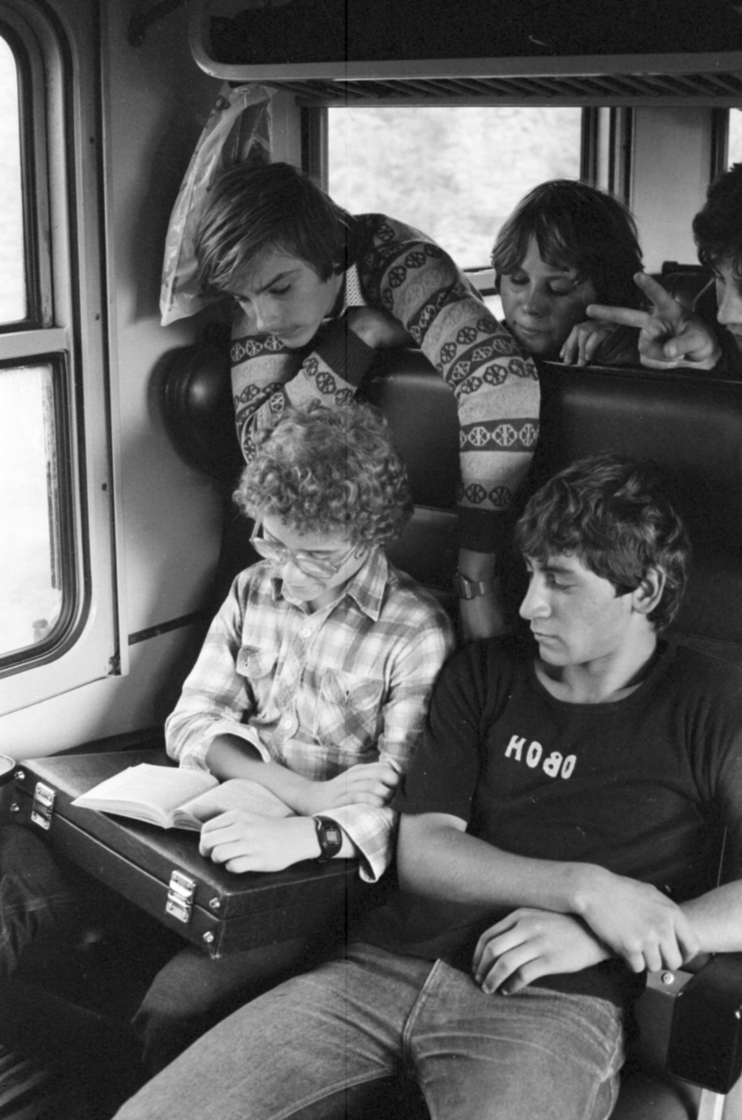 Hungary, a felvétel a Békéscsaba és Budapest között közlekedő gyorsvonaton készült, Fradi meccsre tartó mezőtúri szakmunkástanulókról., 1982, Szalay Béla, Fortepan #188210