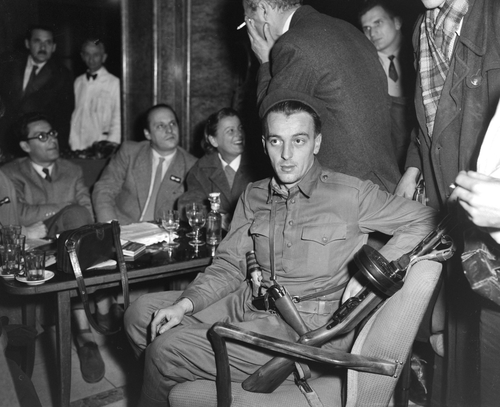 Hungary, Budapest VII., Erzsébet (Lenin) körút 43-49., Royal Szálló (később Corinthia Hotel). A Wesselényi Felkelőcsoport tagjai., 1956, Spaarnestad Photo, Budapest, men, PPS machine gun, talks, uniform, machine gun, table, Fortepan #188224