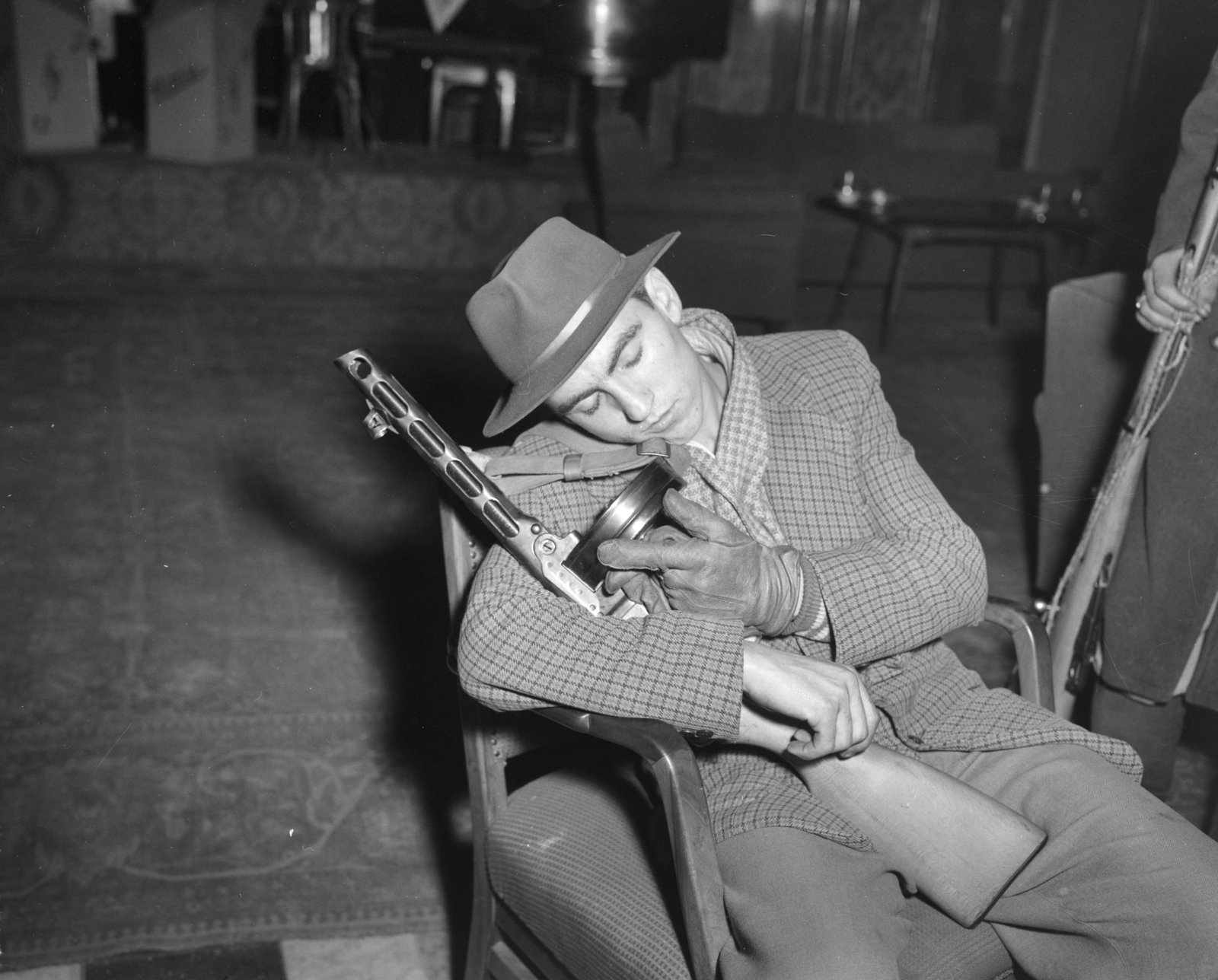 Hungary, Budapest VII., Erzsébet (Lenin) körút 43-49., Royal Szálló (később Corinthia Hotel). A Wesselényi Felkelőcsoport tagjai., 1956, Spaarnestad Photo, Budapest, sleeping, arm chair, PPS machine gun, Fortepan #188226