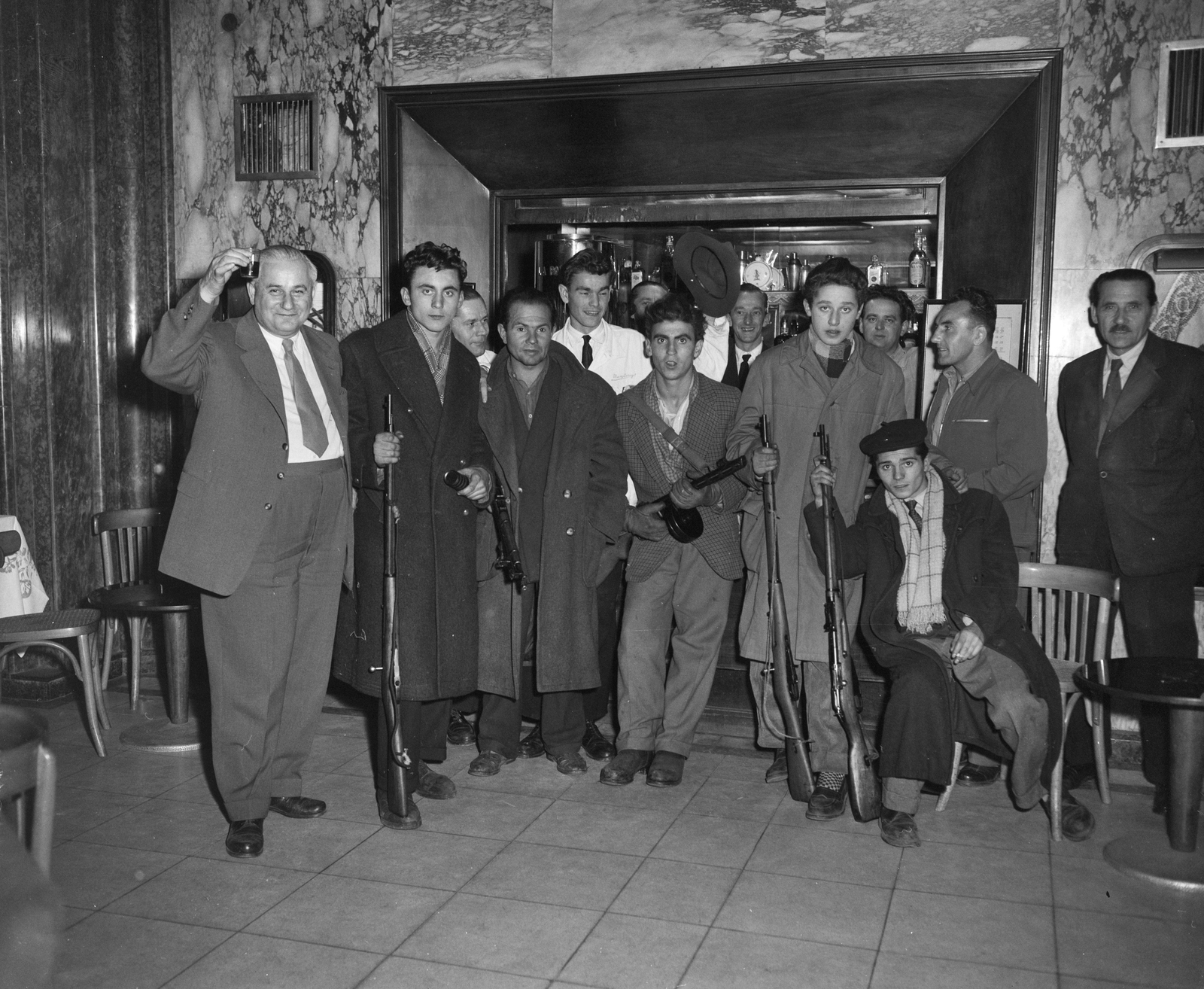 Hungary, Budapest VII., Erzsébet (Lenin) körút 43-49., Royal Szálló (később Corinthia Hotel). A Wesselényi Felkelőcsoport tagjai., 1956, Spaarnestad Photo, Budapest, youth, men, weapon, hotel, revolution, waiter, tableau, Fortepan #188230