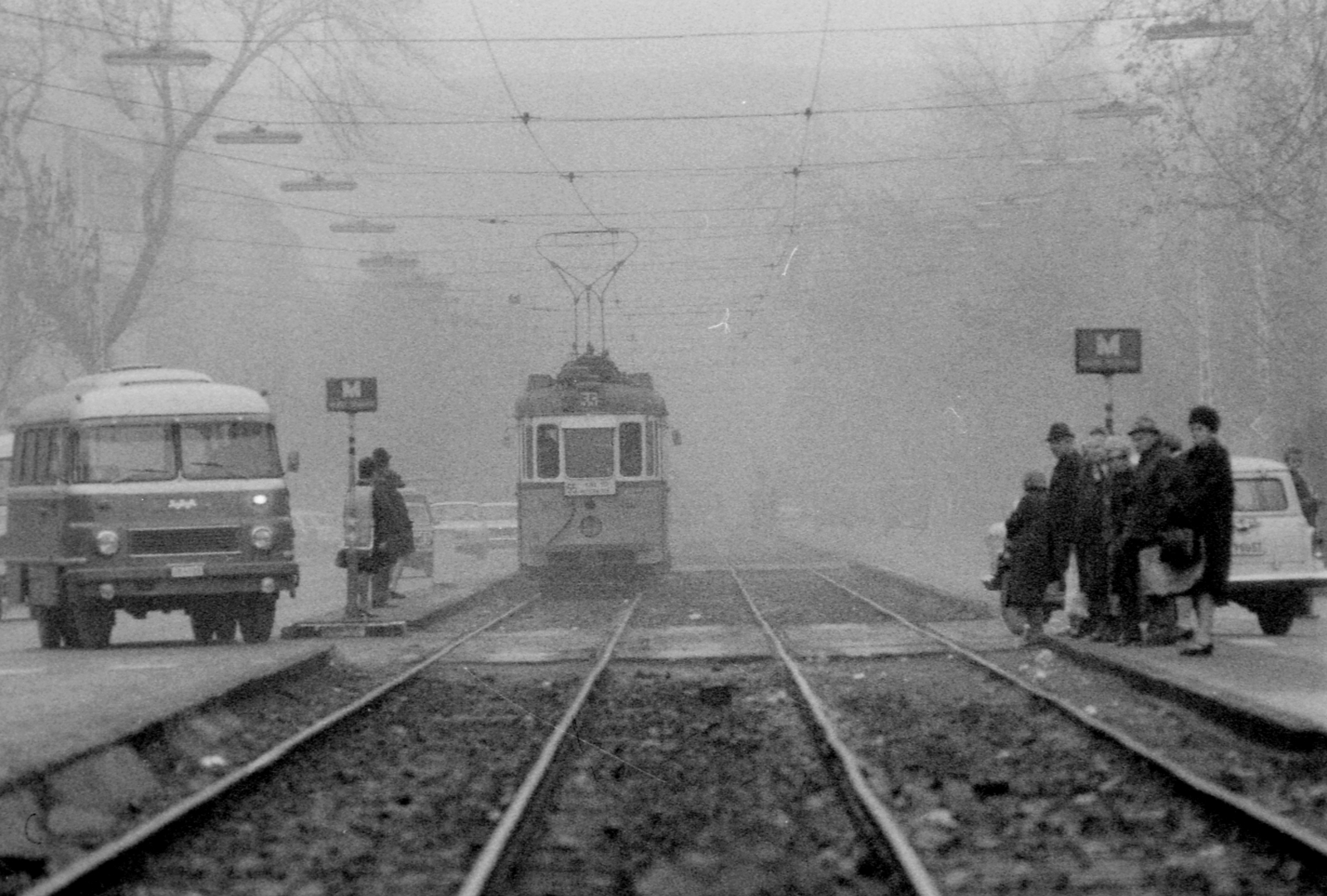Magyarország, Budapest XIII., Váci út a Szekszárdi utcánál., 1975, Urbán Tamás, Robur-márka, villamos, villamosmegálló, Budapest, GAZ M22 Volga, viszonylatszám, Fortepan #18825