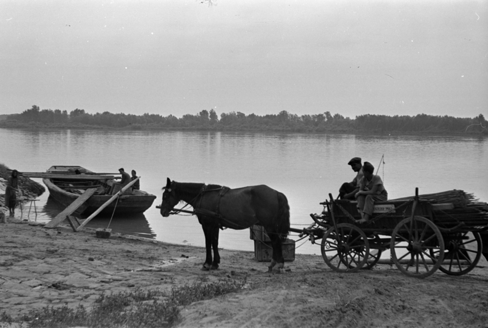 Magyarország, Paks, Duna-part a hajóállomás közelében., 1937, Kenedi János, szekér, mosás, Fortepan #188287